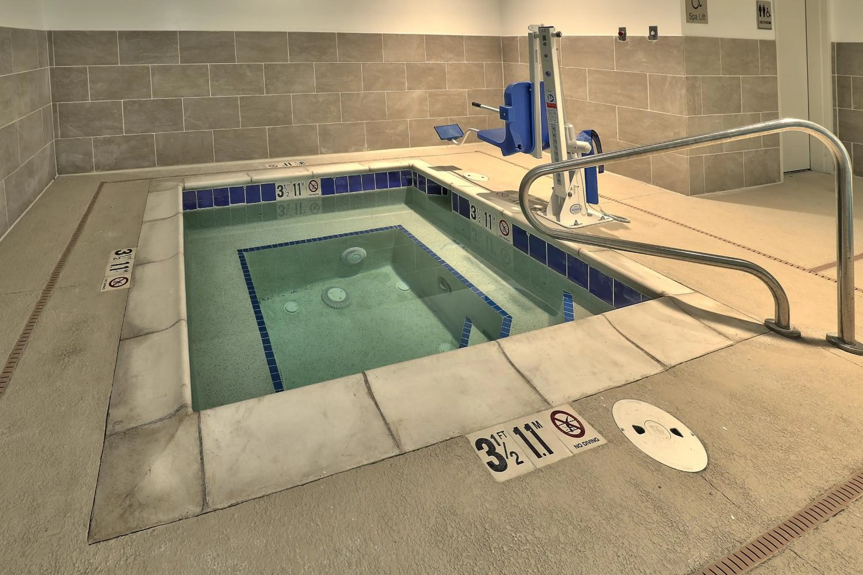 Swimming pool in SpringHill Suites Durango