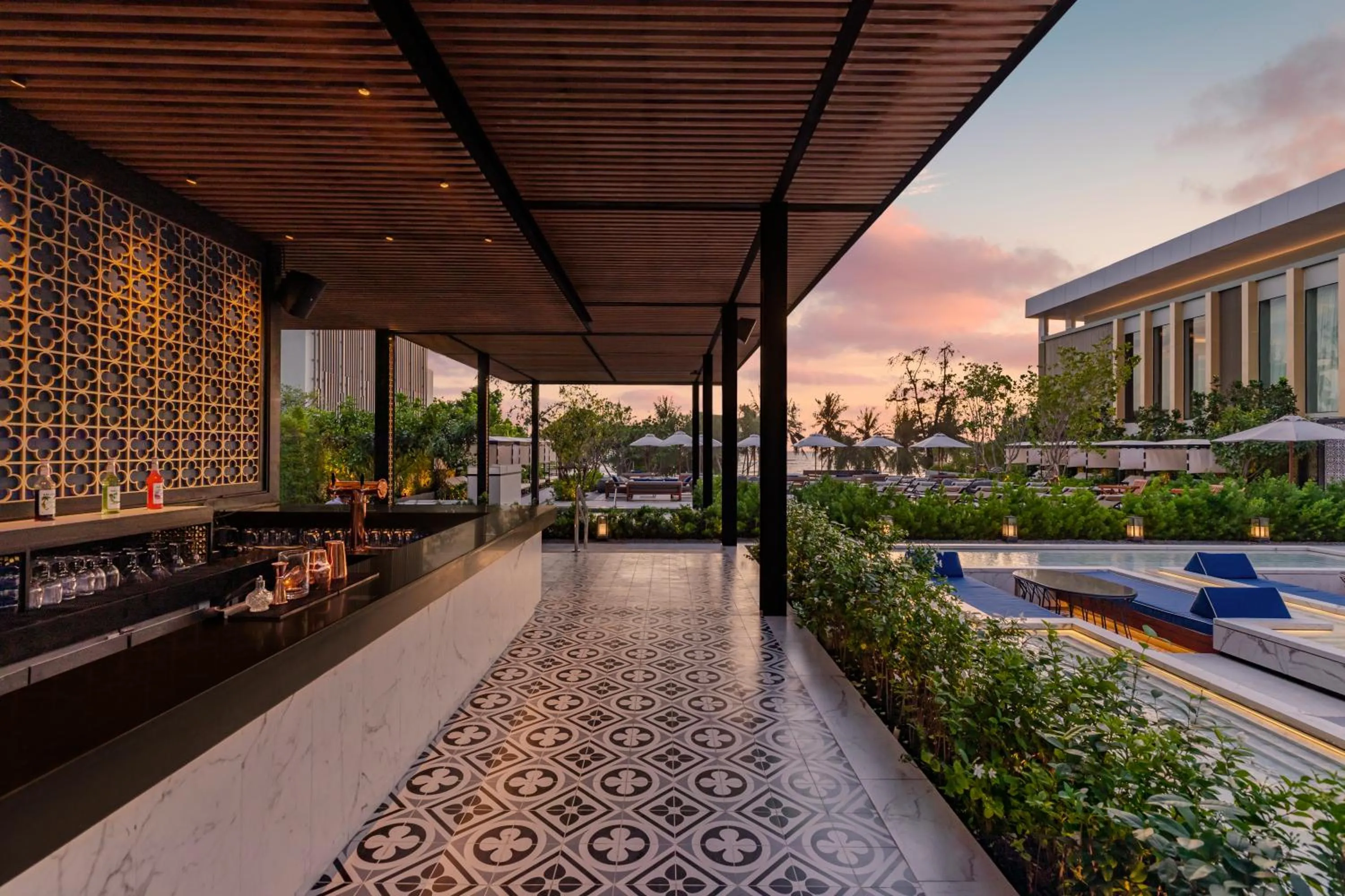 Lounge or bar in Four Points by Sheraton Phuket Patong Beach Resort