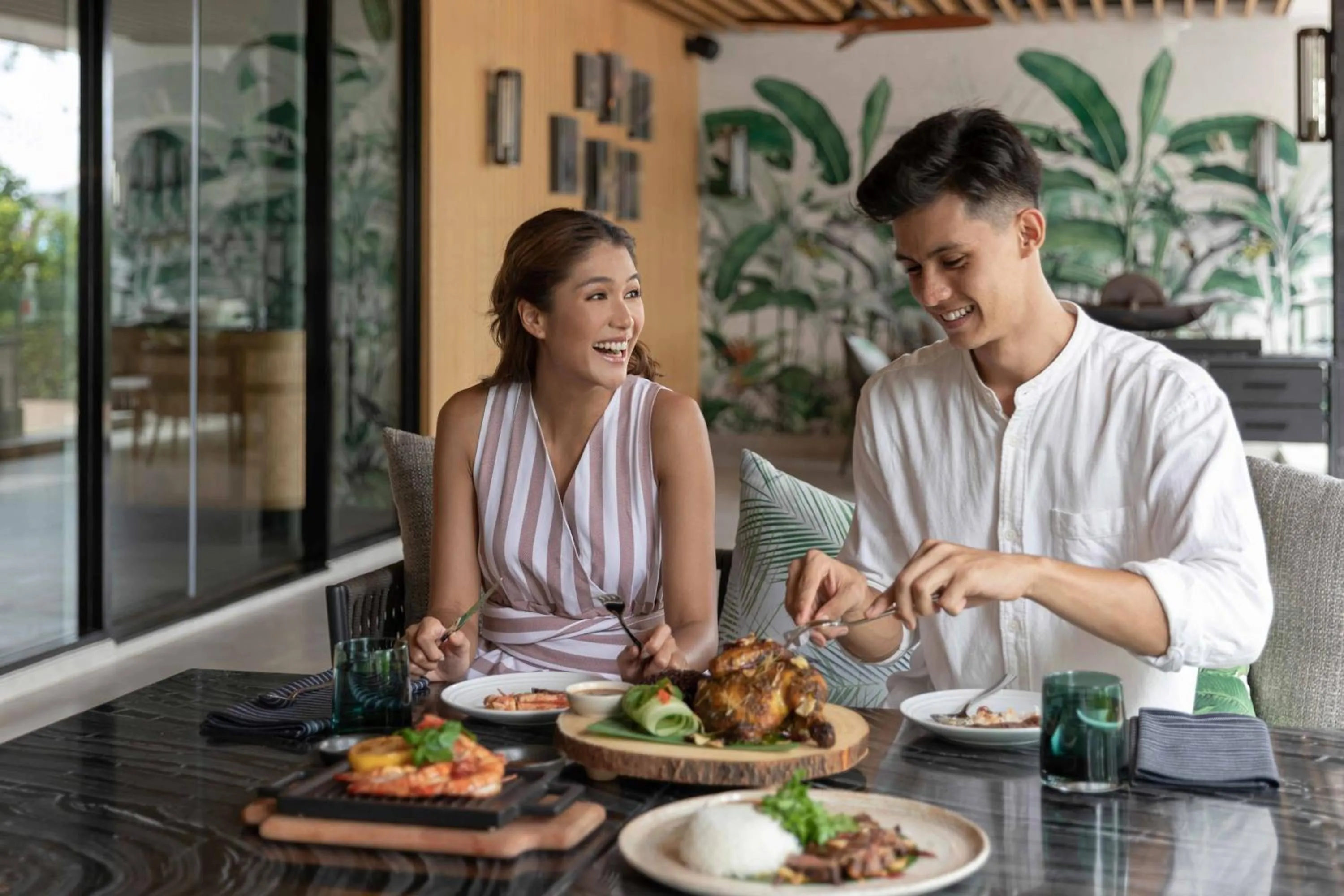 Lounge or bar in Four Points by Sheraton Phuket Patong Beach Resort