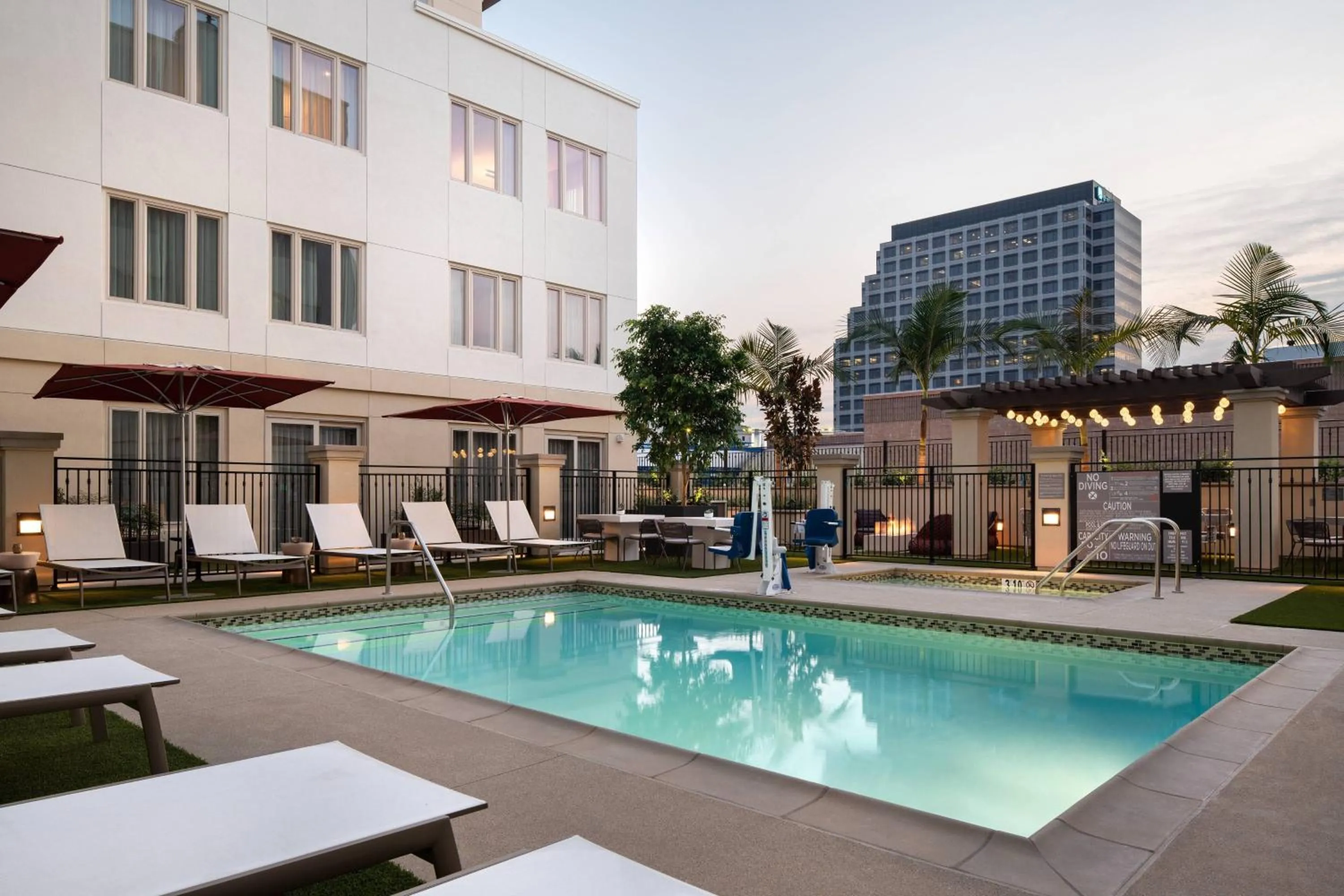 Swimming pool in Residence Inn Los Angeles Glendale