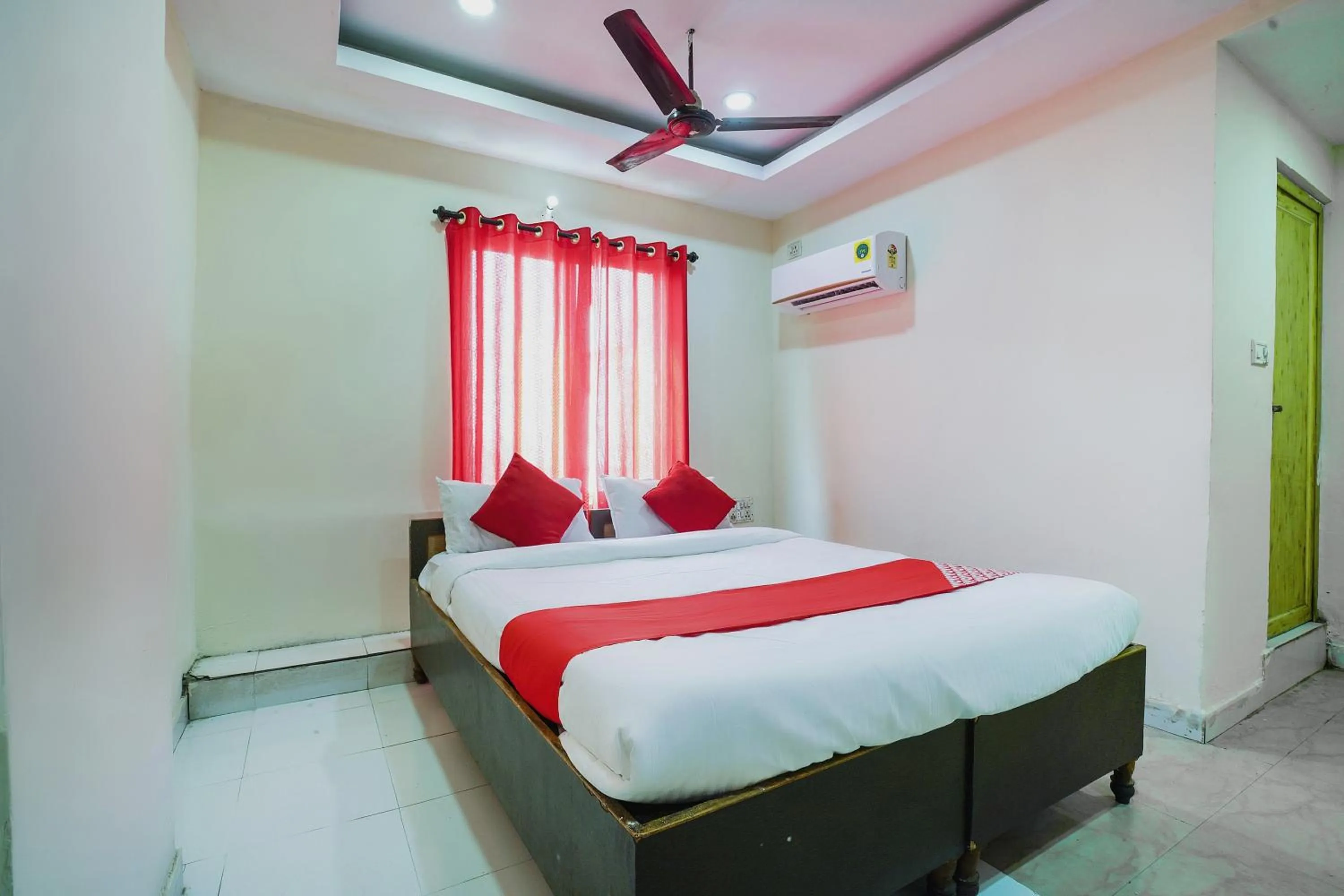 Bedroom, Bed in SPOT ON Hotel Hyderabad Continental