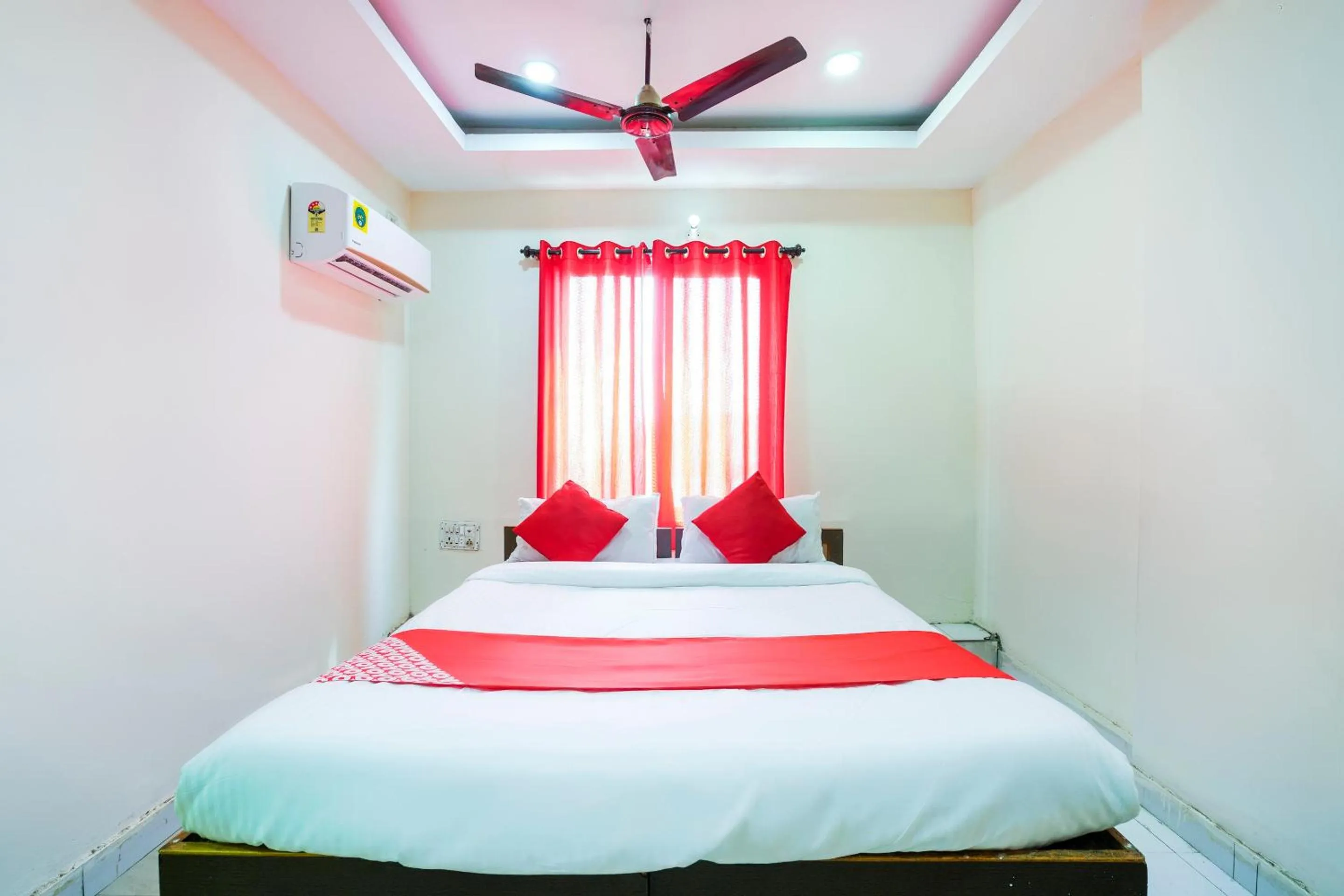 Bedroom, Bed in SPOT ON Hotel Hyderabad Continental