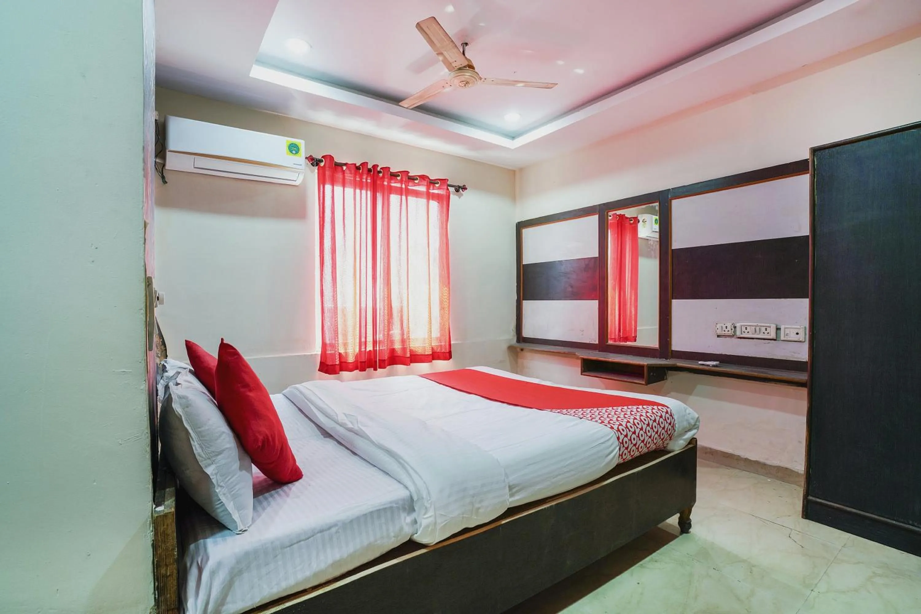 Bedroom, Bed in SPOT ON Hotel Hyderabad Continental