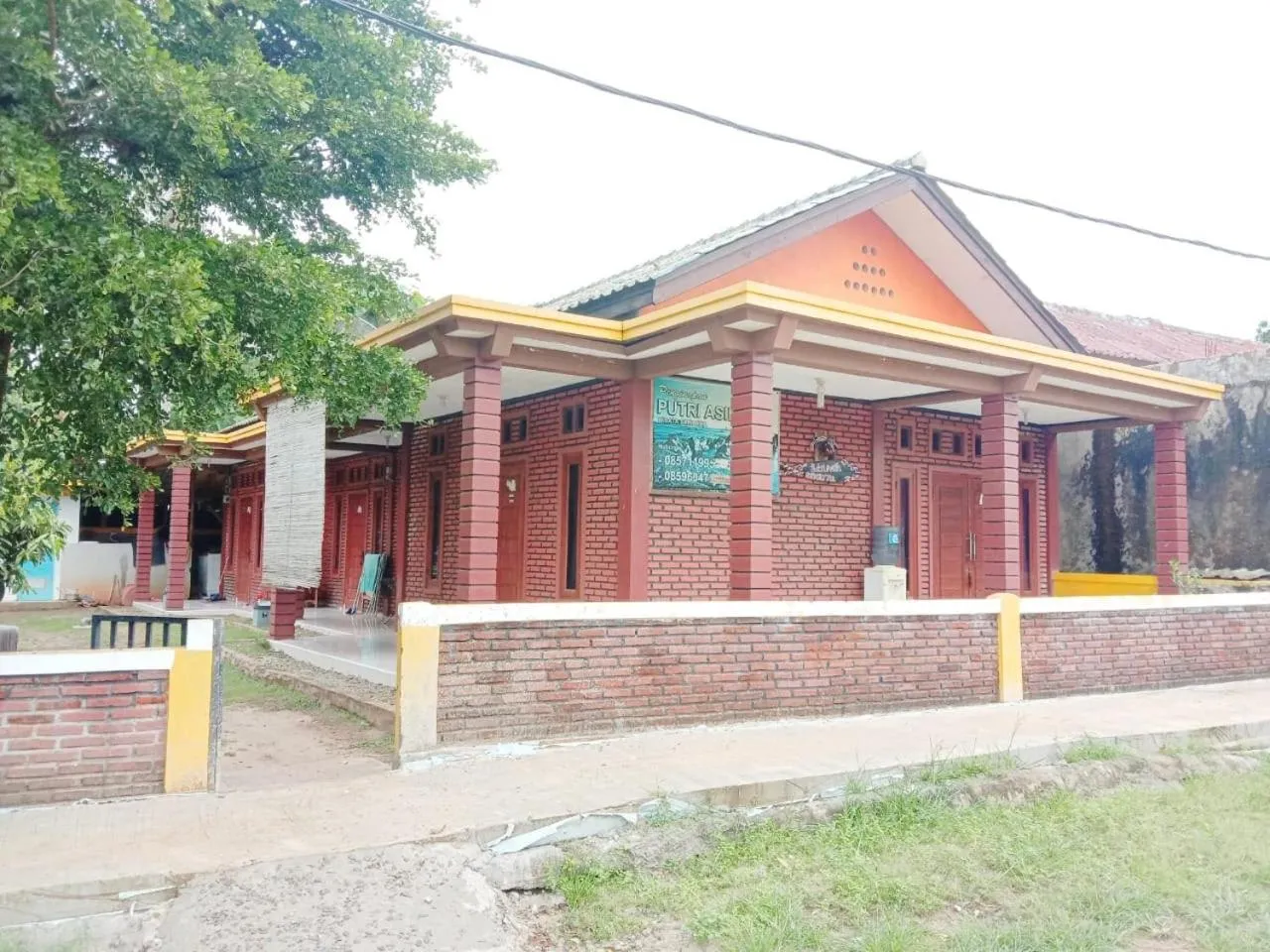 Facade/entrance in Hotel O Penginapan Putri Asih Sawarna