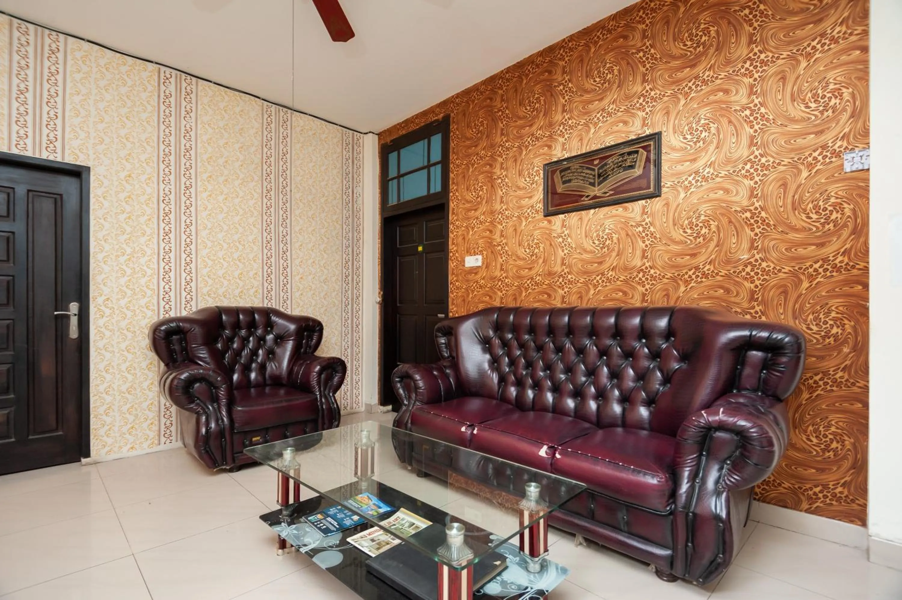 Seating area in RedDoorz Syariah at Bumi Siliwangi Residence Padang