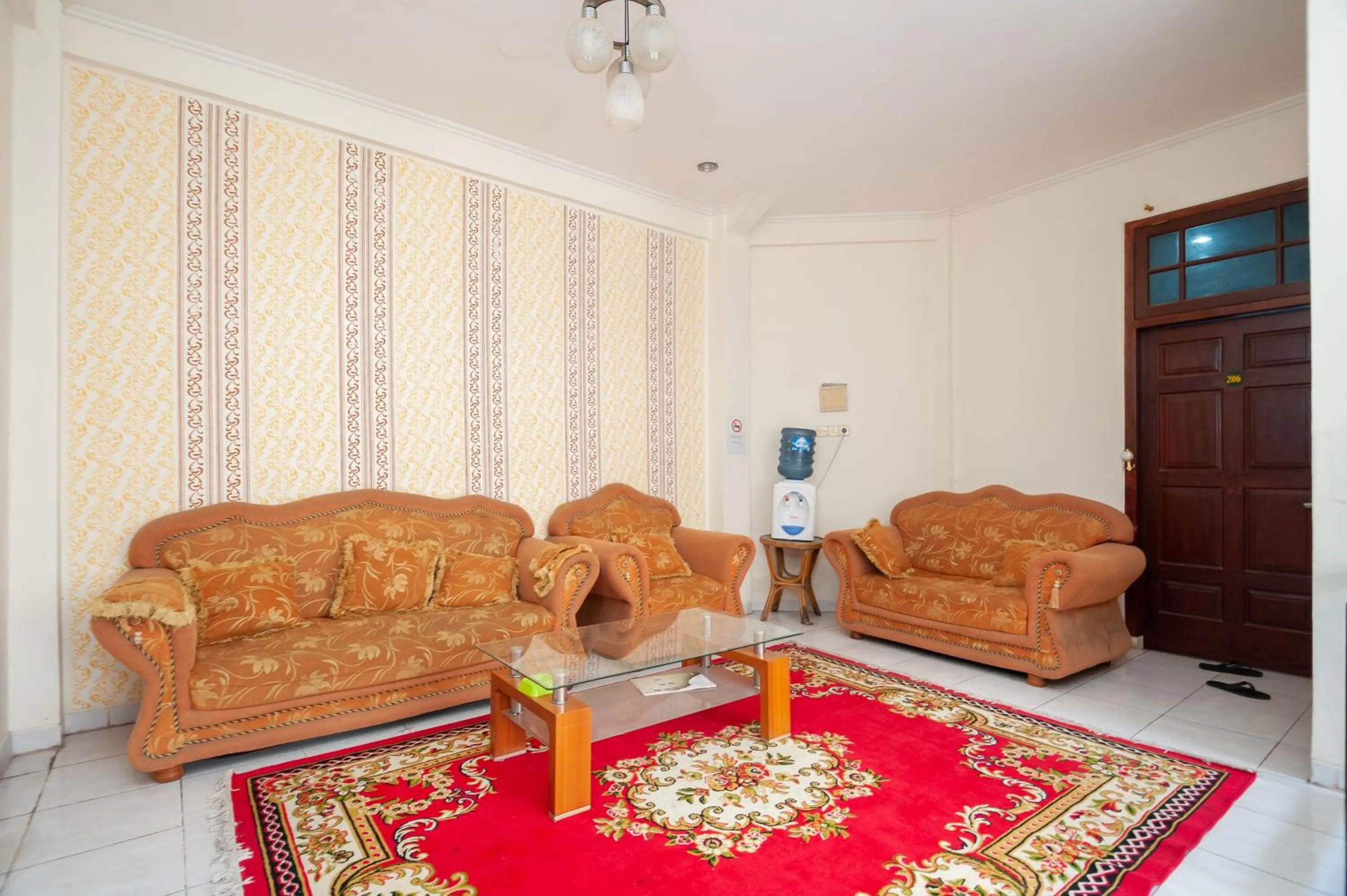 Seating area in RedDoorz Syariah at Bumi Siliwangi Residence Padang