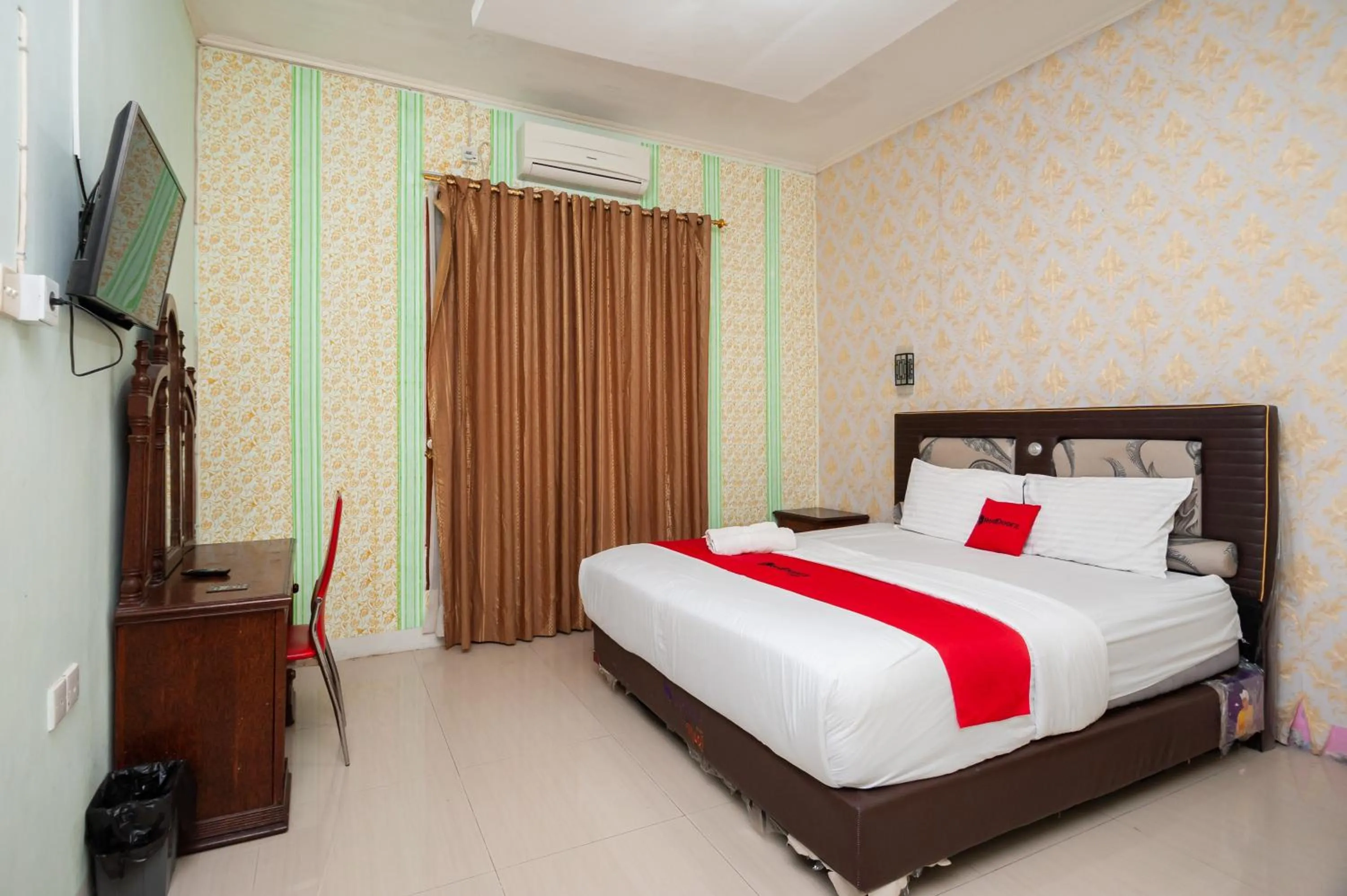 Bed in RedDoorz Syariah at Bumi Siliwangi Residence Padang
