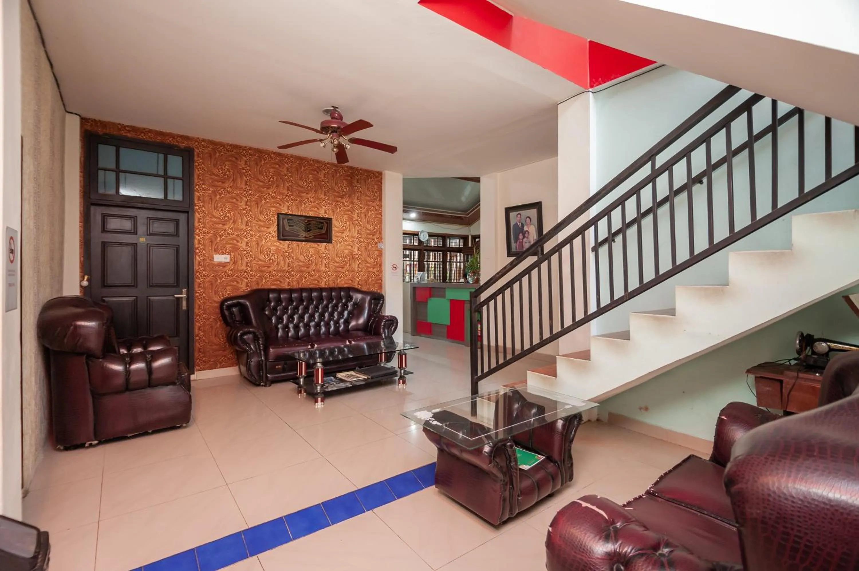 Seating area in RedDoorz Syariah at Bumi Siliwangi Residence Padang