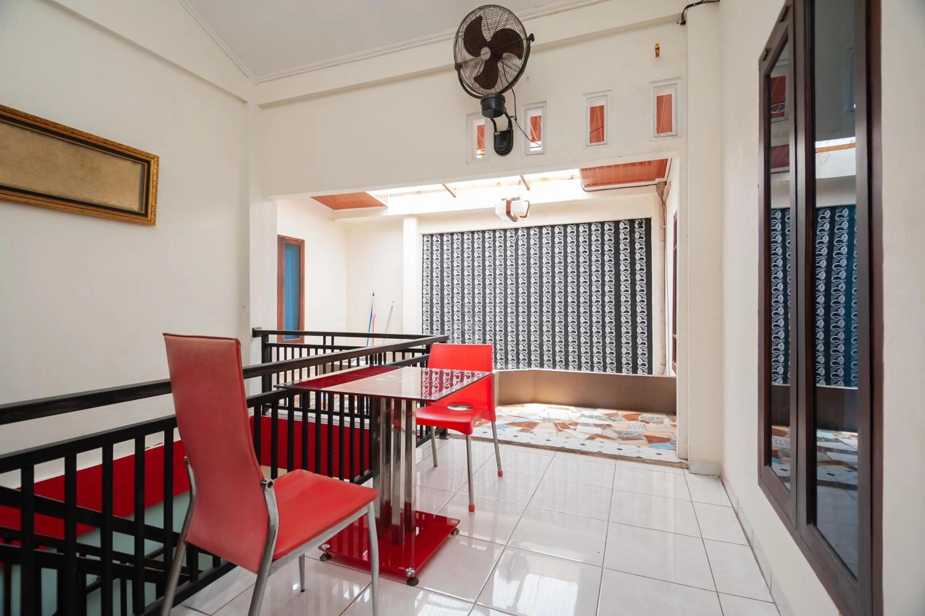 Seating area in RedDoorz Syariah at Bumi Siliwangi Residence Padang
