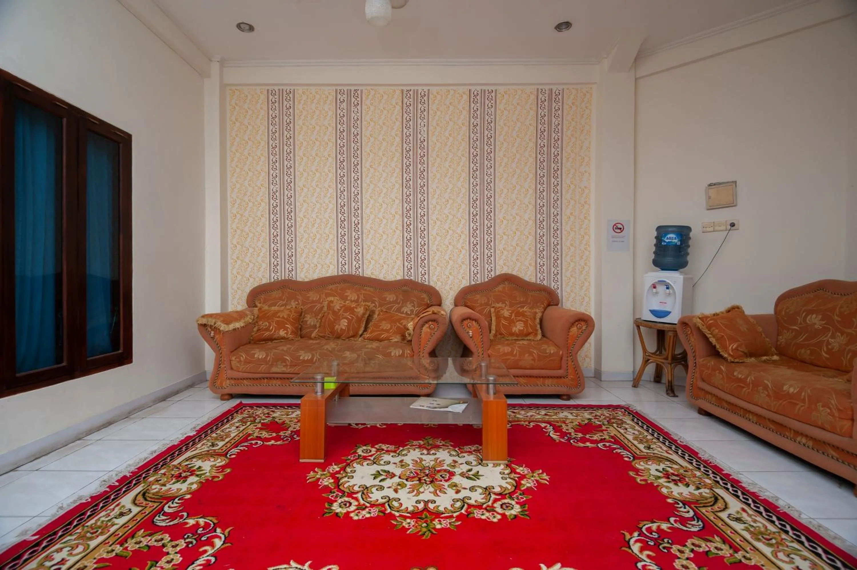 Seating area in RedDoorz Syariah at Bumi Siliwangi Residence Padang