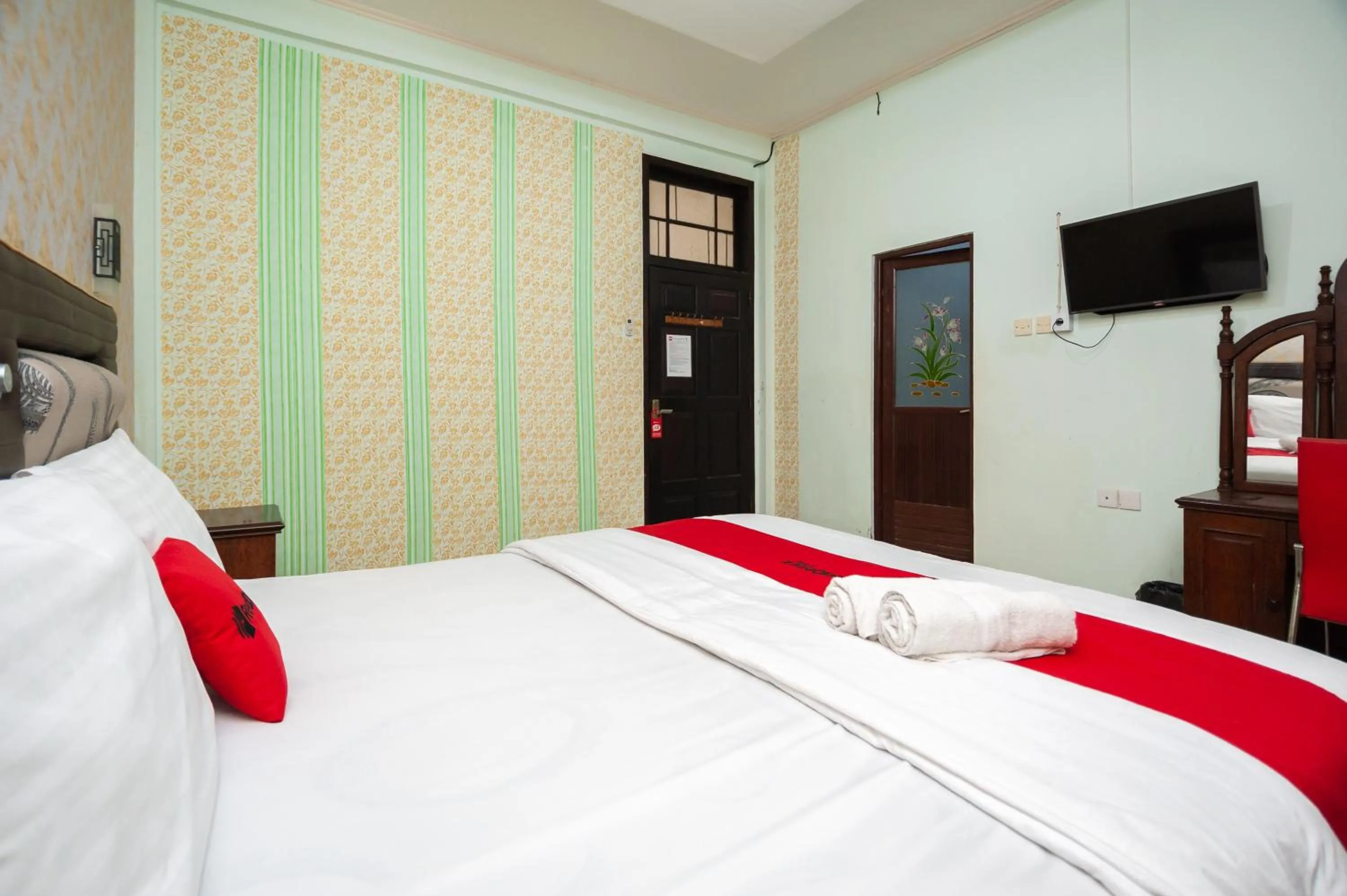 Bed in RedDoorz Syariah at Bumi Siliwangi Residence Padang