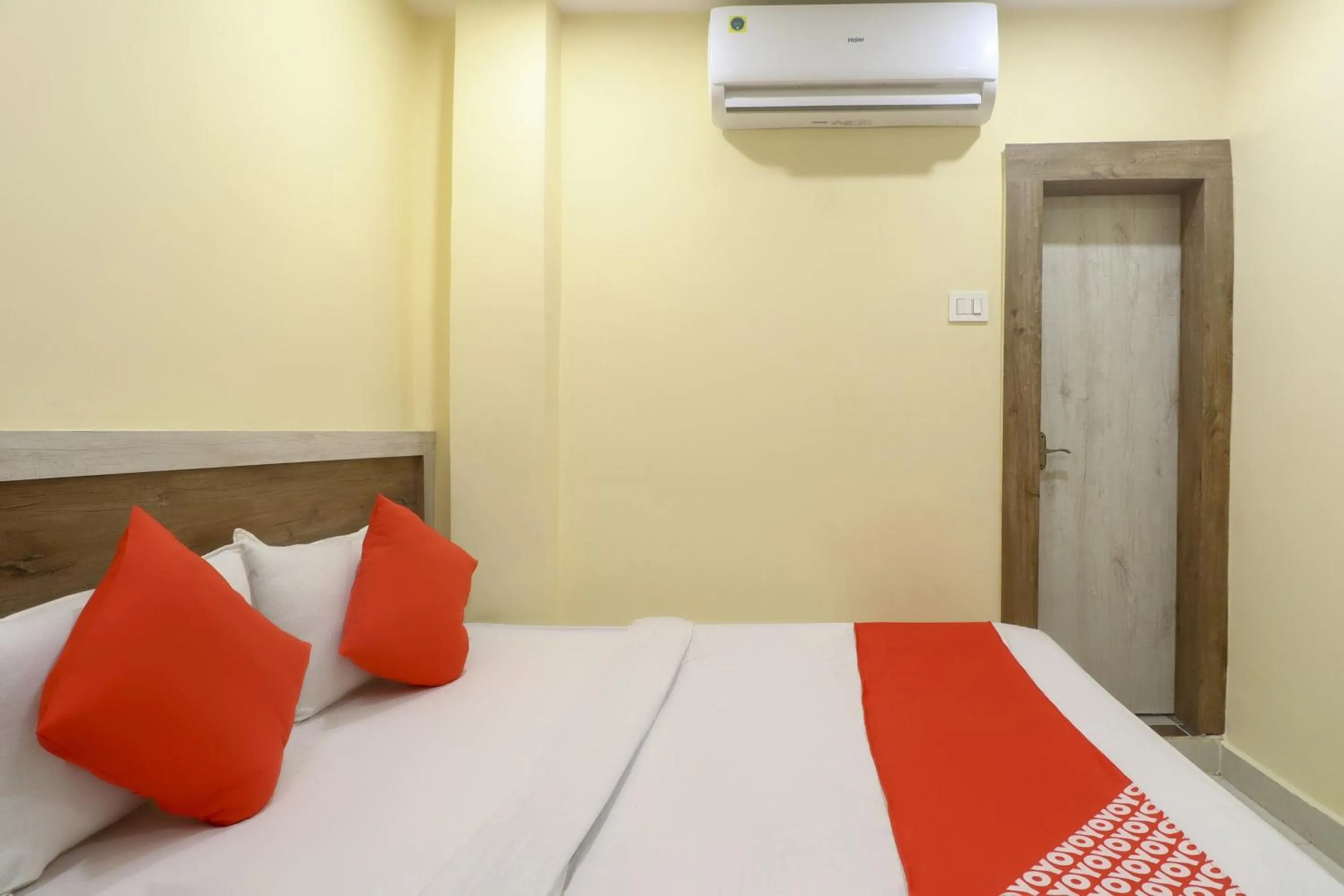 Bedroom, Bed in Hotel O 67309 Hotel Tuk Tuk Palace