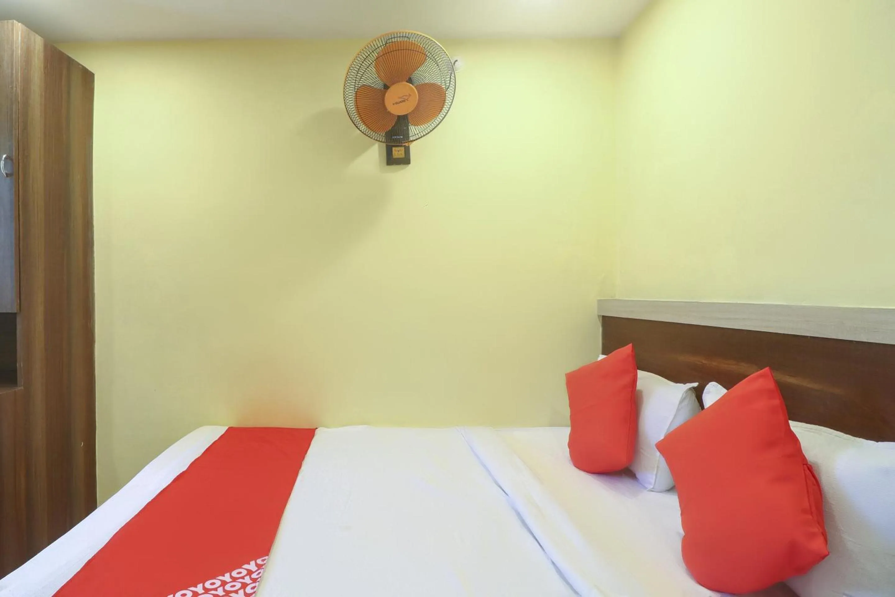 Bedroom, Bed in Hotel O 67309 Hotel Tuk Tuk Palace