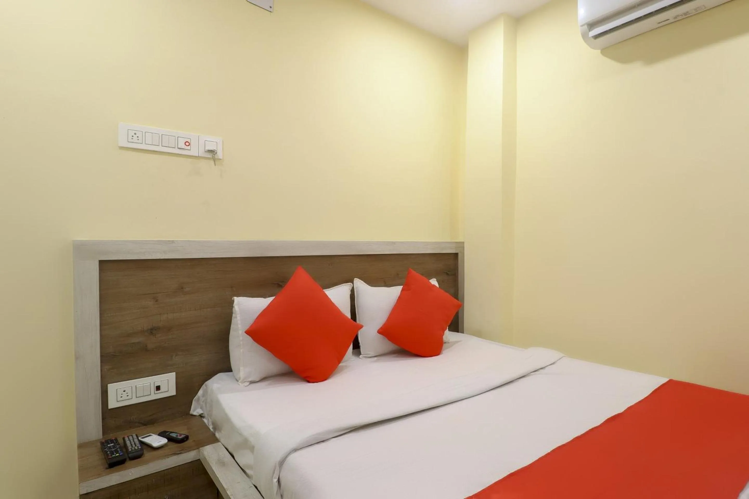 Bedroom, Bed in Hotel O 67309 Hotel Tuk Tuk Palace