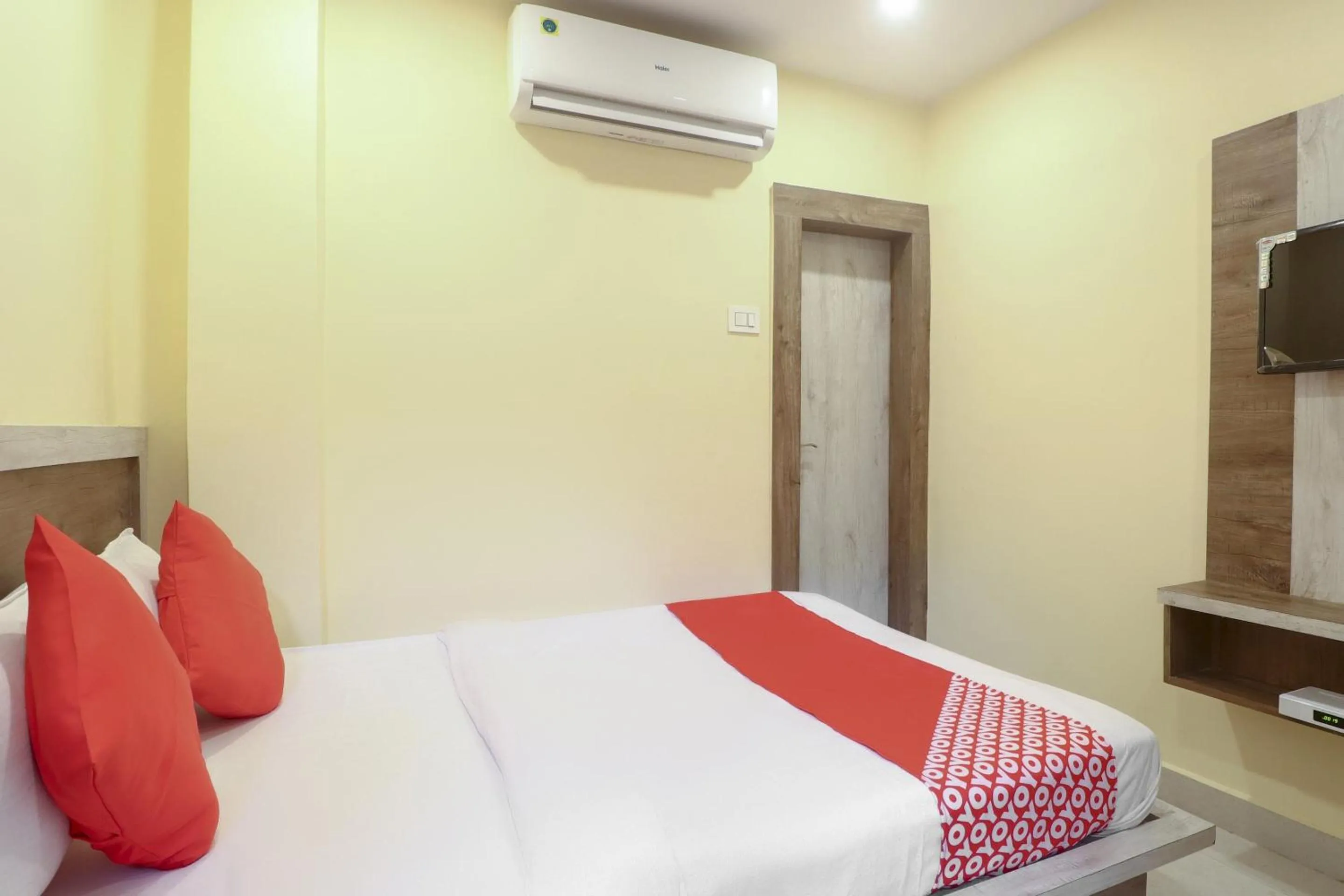 Bedroom, Bed in Hotel O 67309 Hotel Tuk Tuk Palace