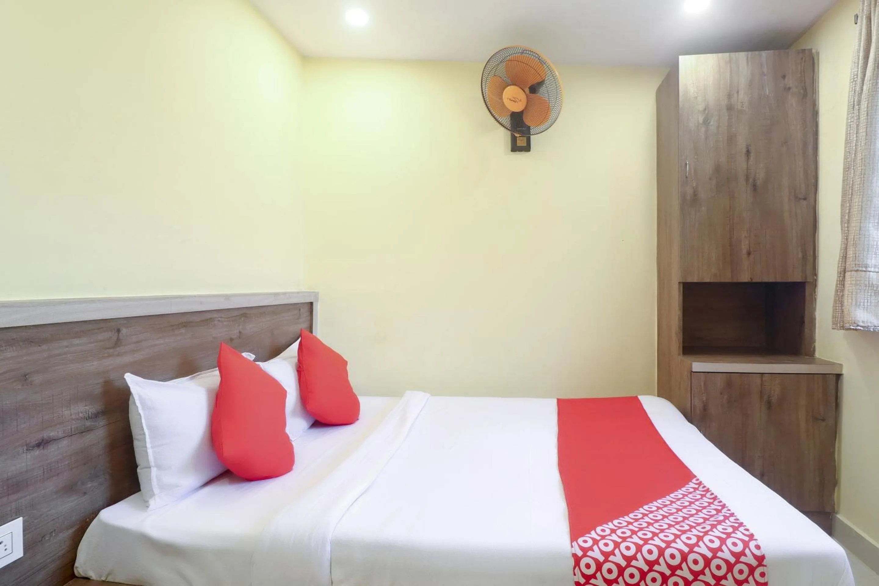 Bedroom, Bed in Hotel O 67309 Hotel Tuk Tuk Palace