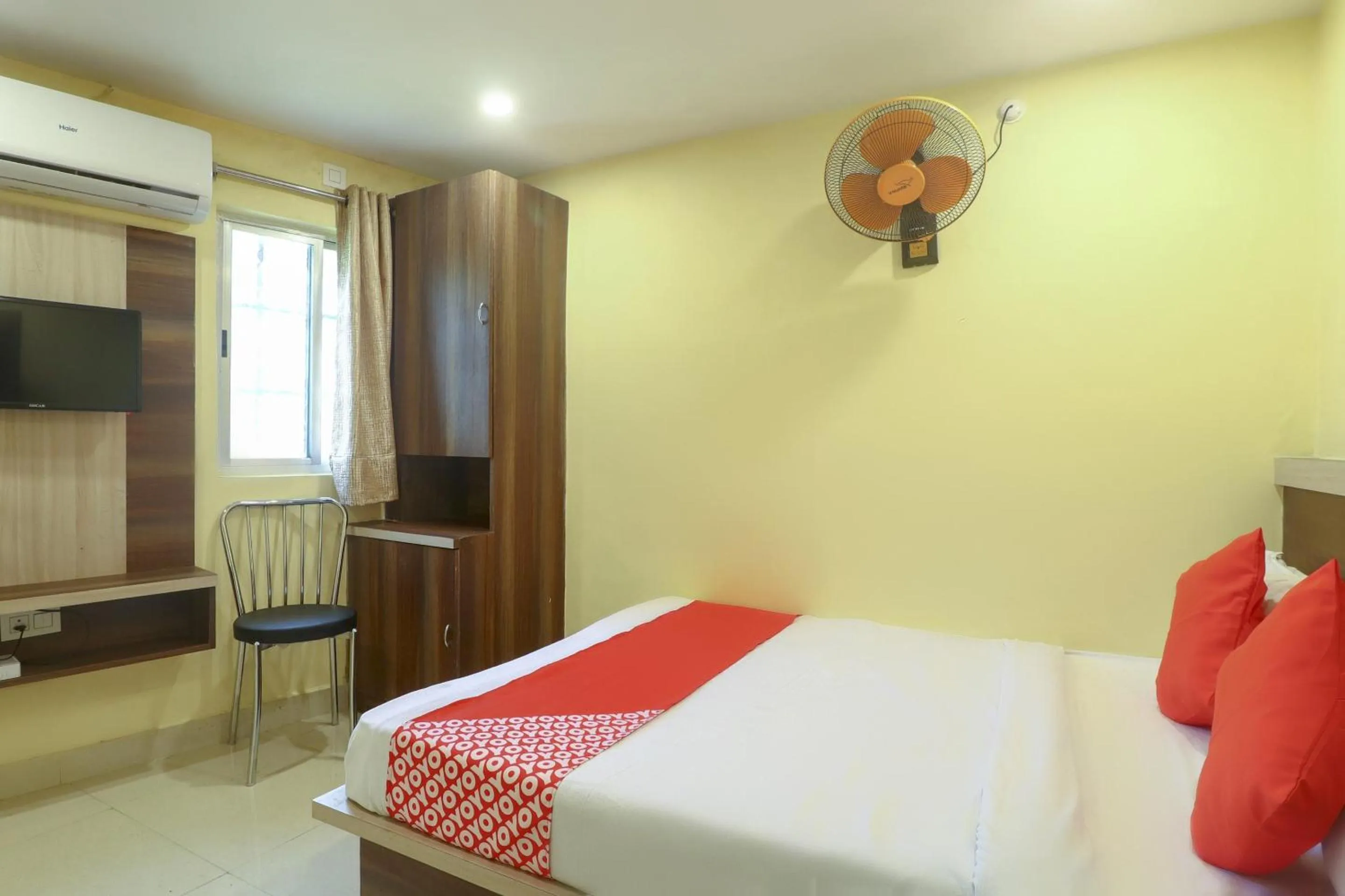 Bedroom, Bed in Hotel O 67309 Hotel Tuk Tuk Palace