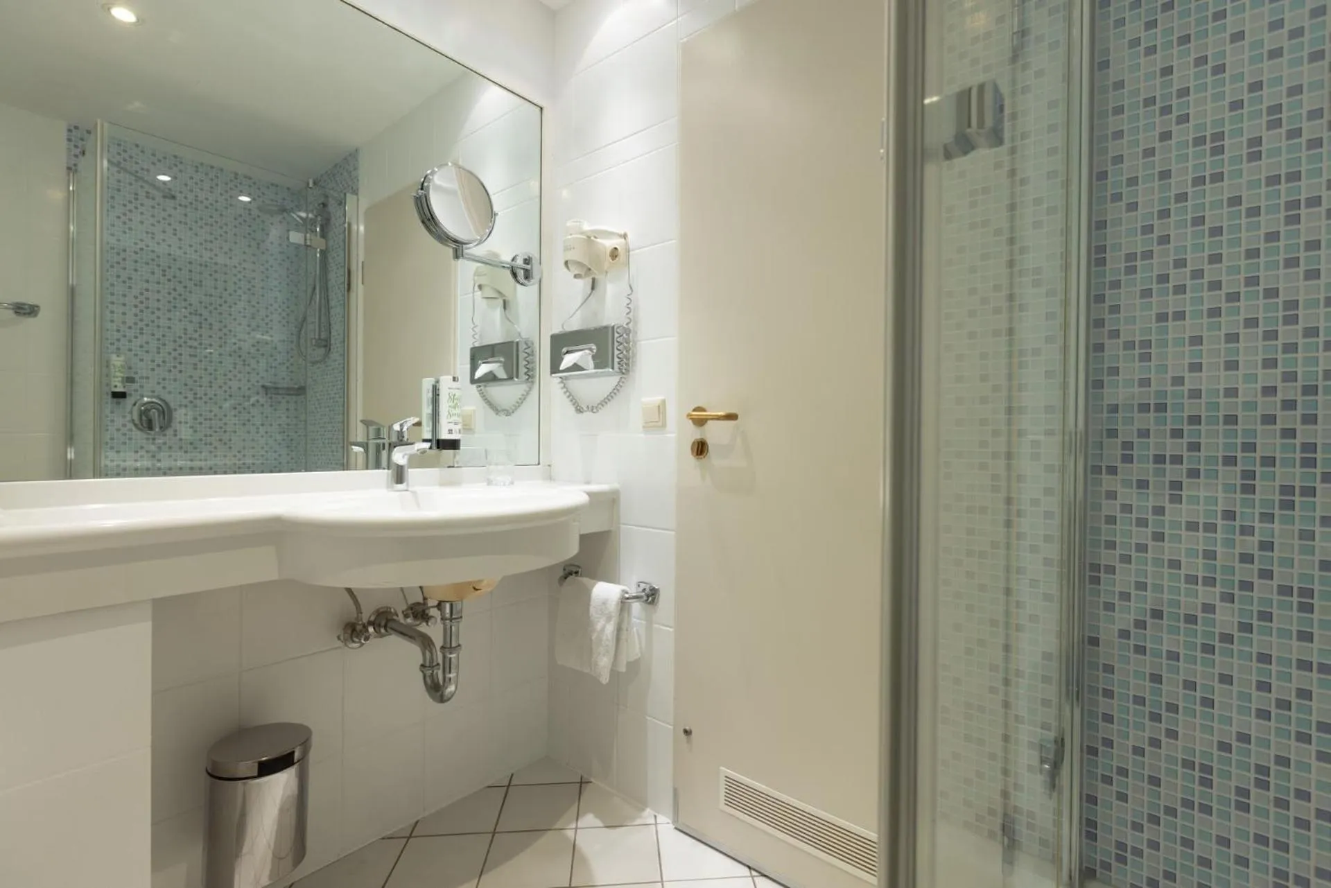 Shower in Best Western Plus Theodor Storm Hotel