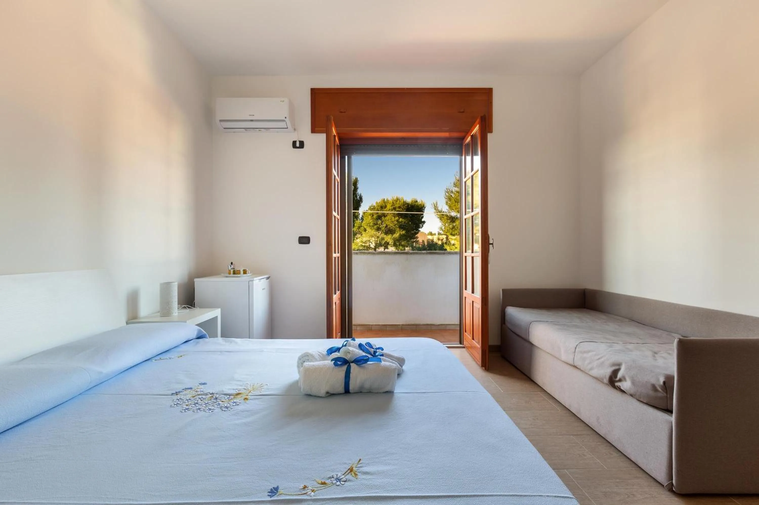 Photo of the whole room, Bed in Joy Home B&B