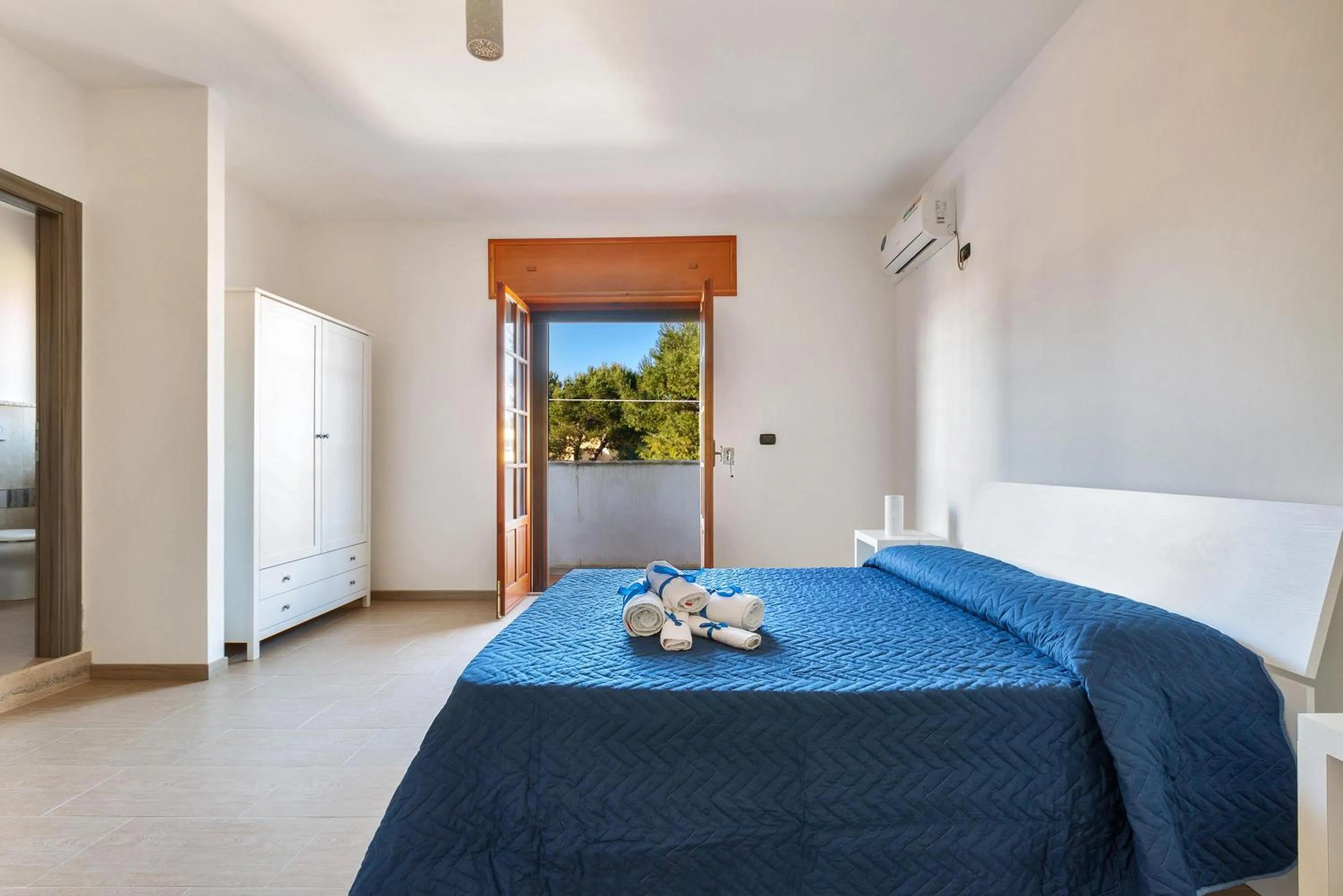 Photo of the whole room, Bed in Joy Home B&B