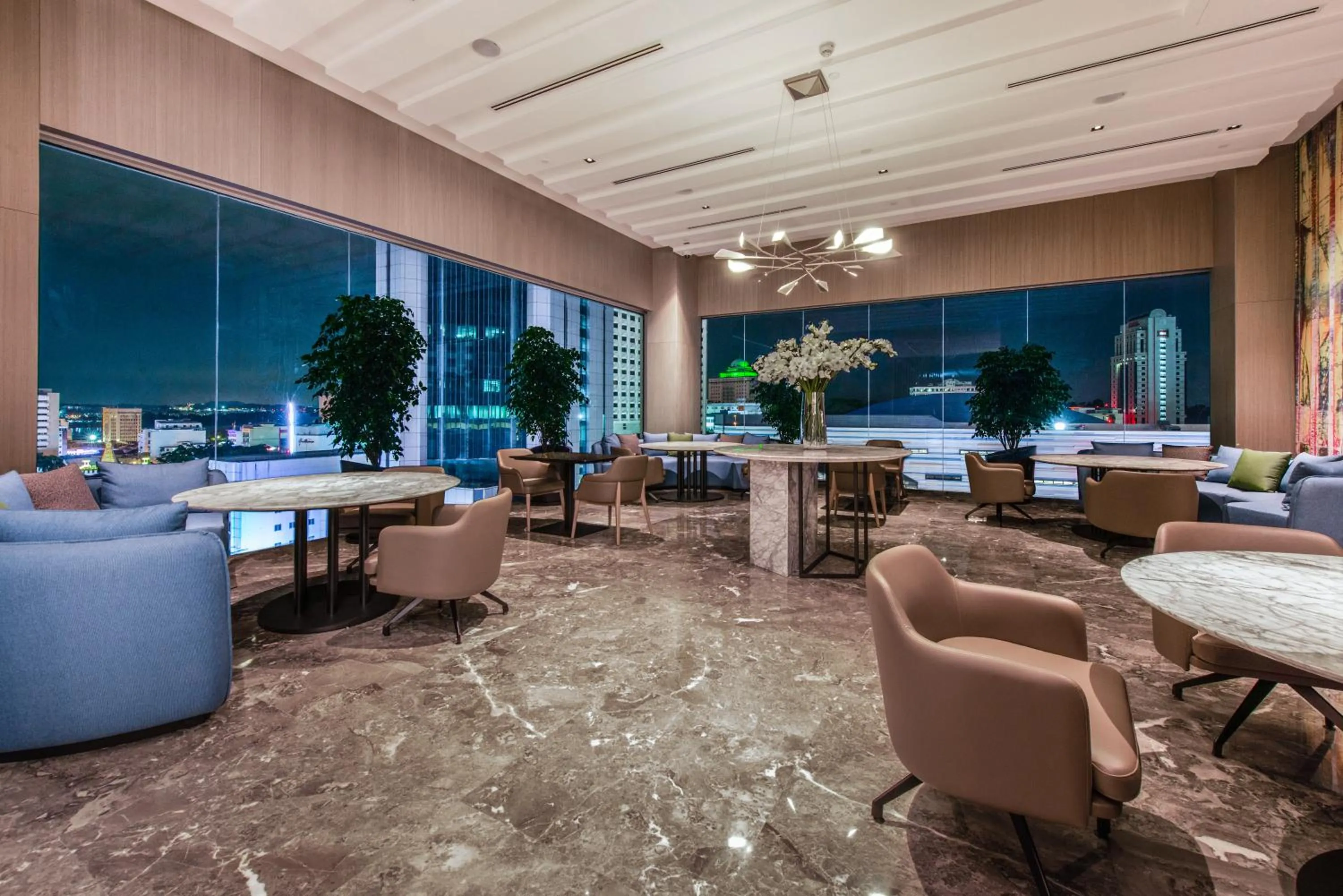 Lounge or bar in Holiday Inn Johor Bahru City Centre by IHG