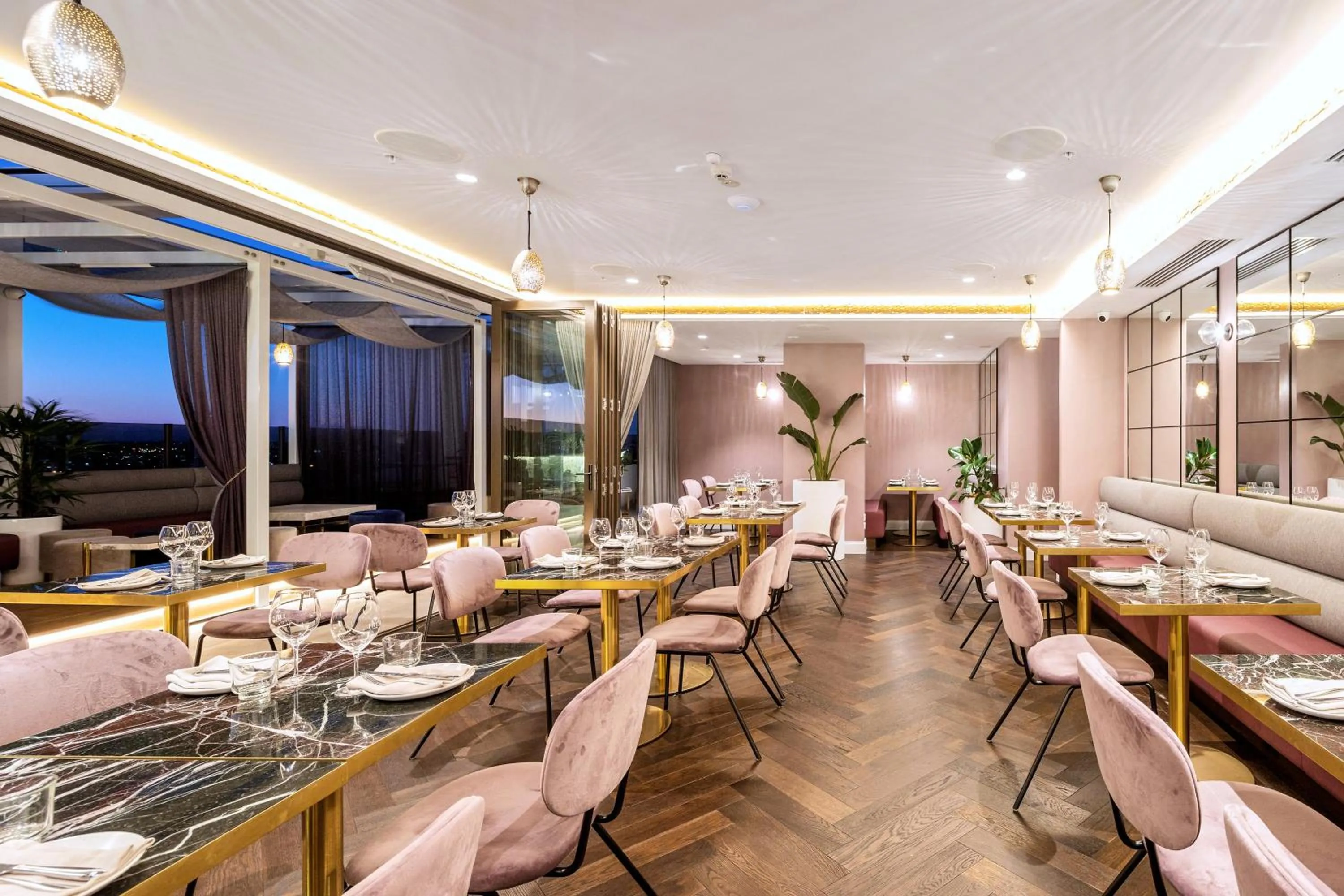 Lounge or bar in Hotel X Brisbane Fortitude Vly, Vignette Collection by IHG