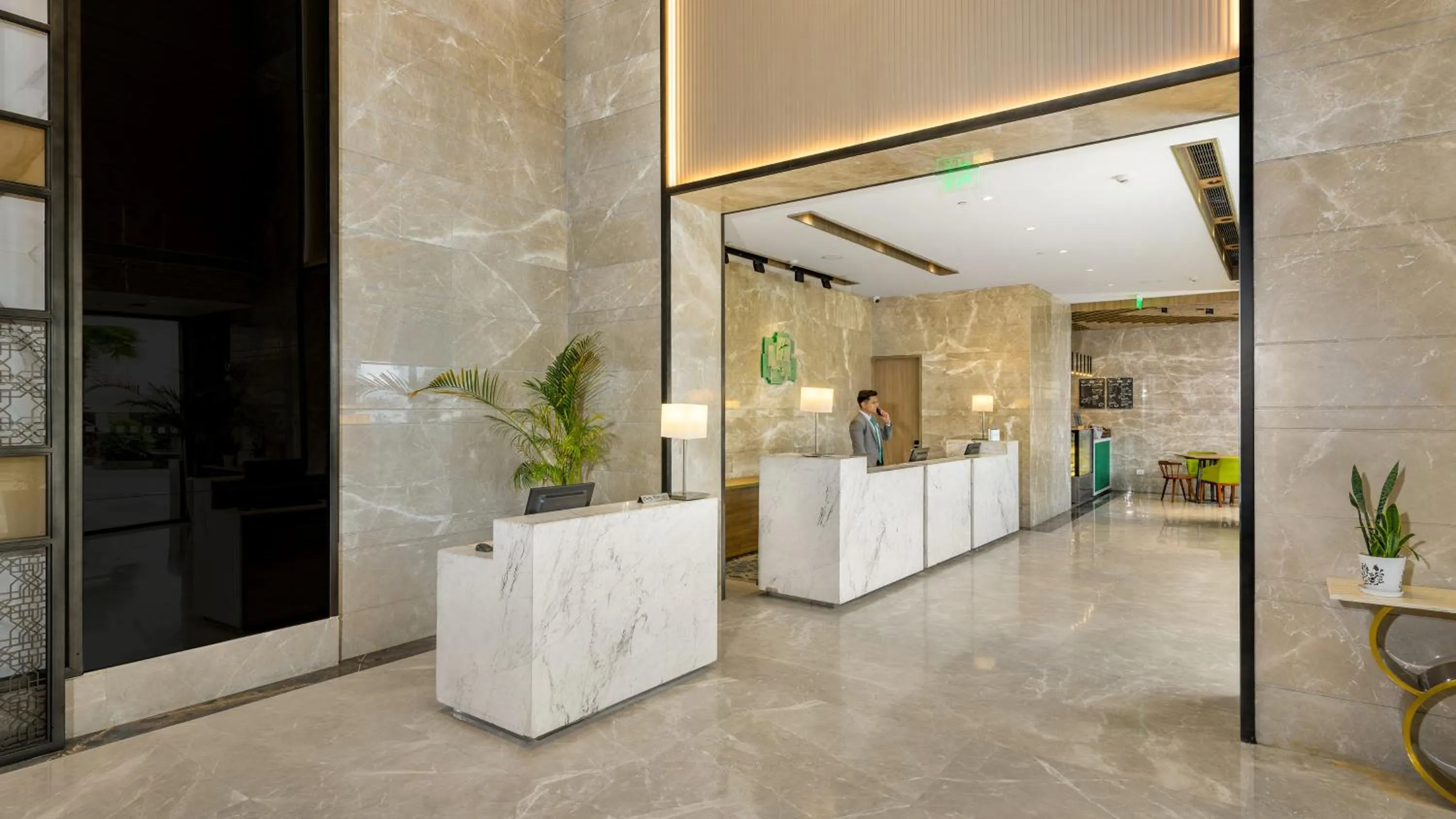 Lobby or reception in Holiday Inn Gurugram Sector 90 by IHG
