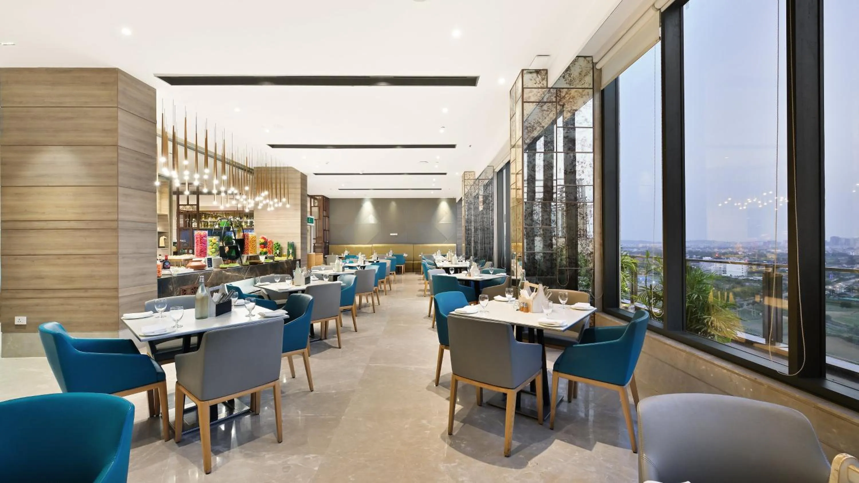 Restaurant/places to eat in Holiday Inn Gurugram Sector 90 by IHG