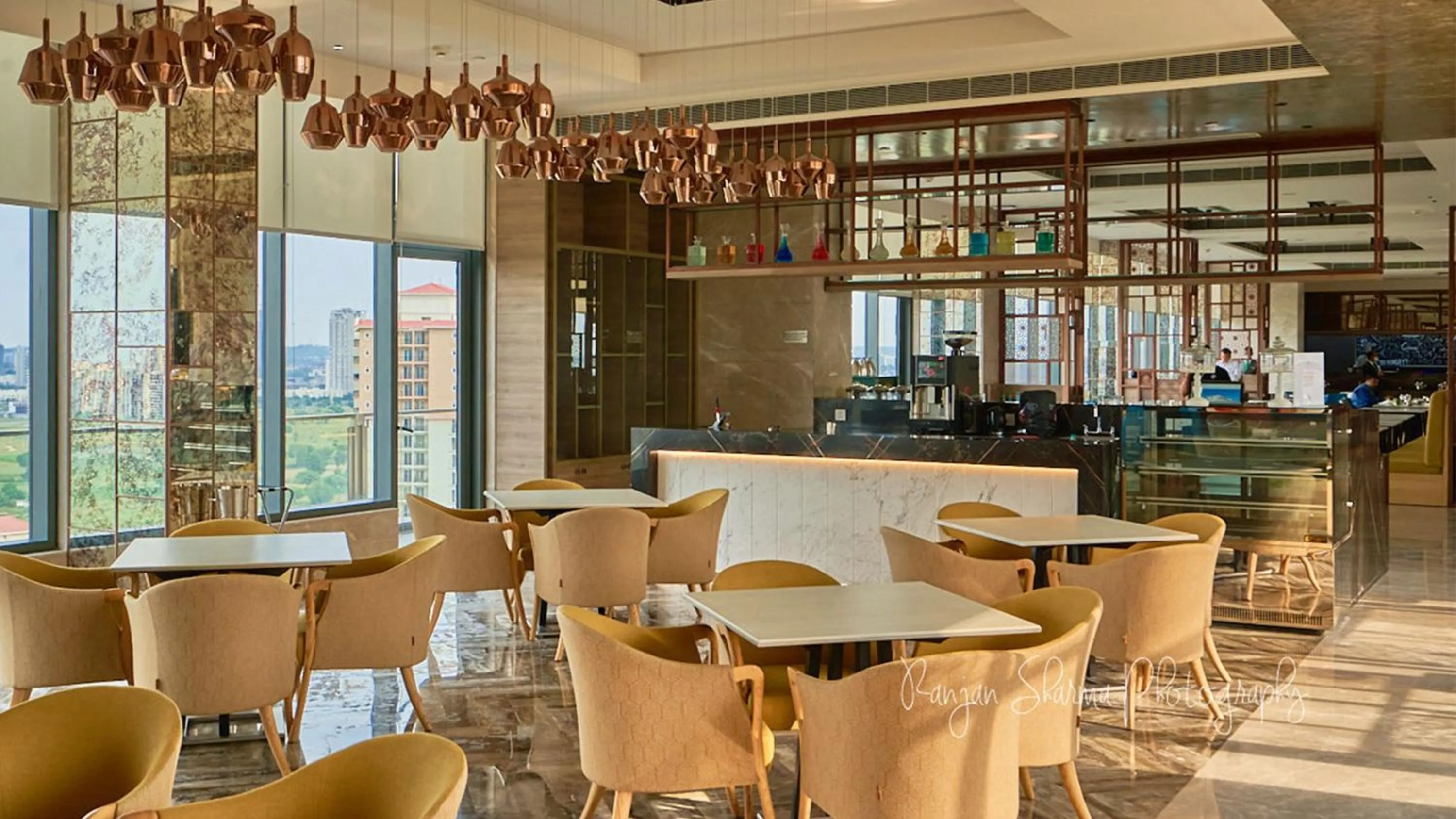 Lounge or bar in Holiday Inn Gurugram Sector 90 by IHG