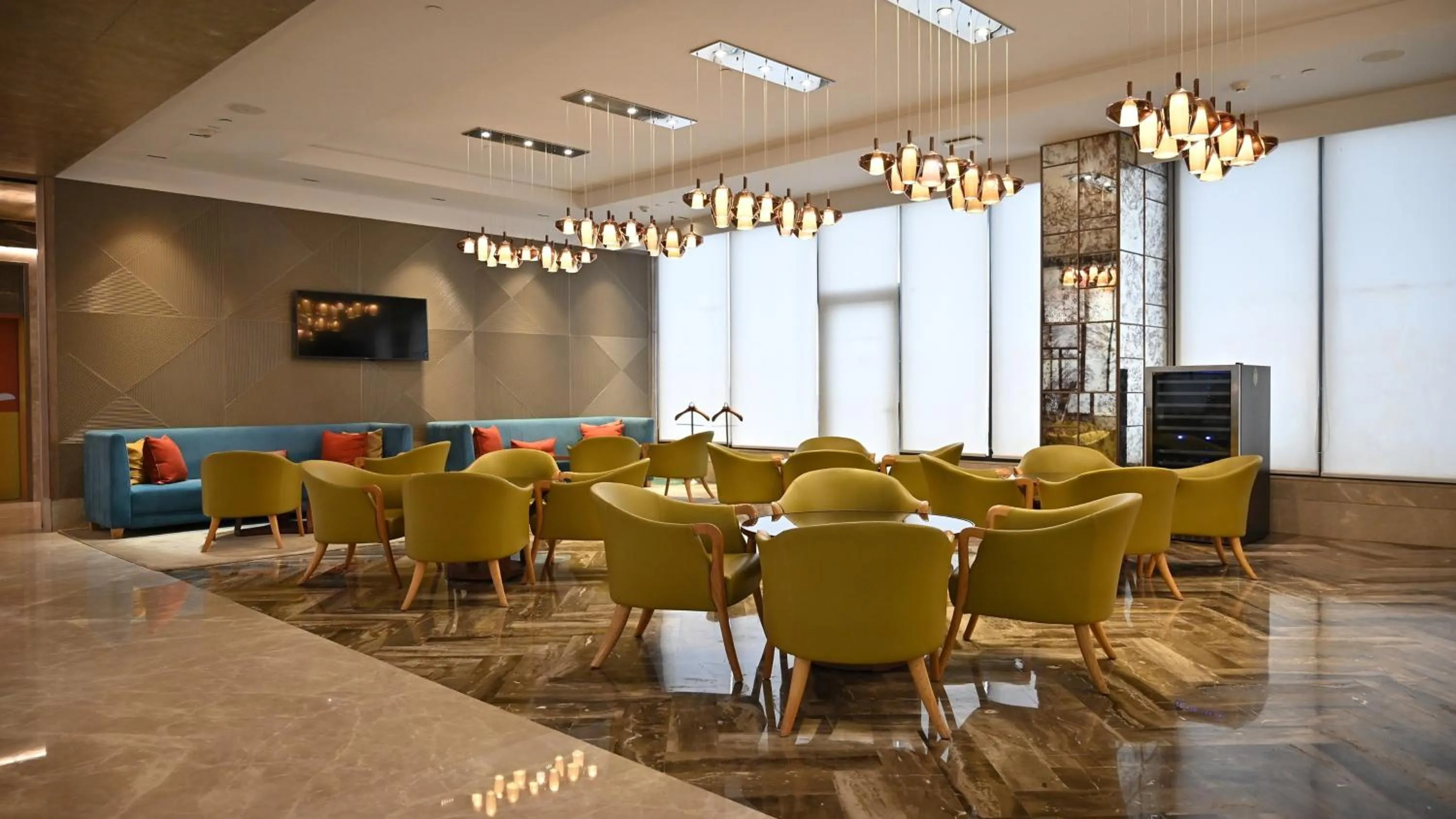 Lounge or bar in Holiday Inn Gurugram Sector 90 by IHG