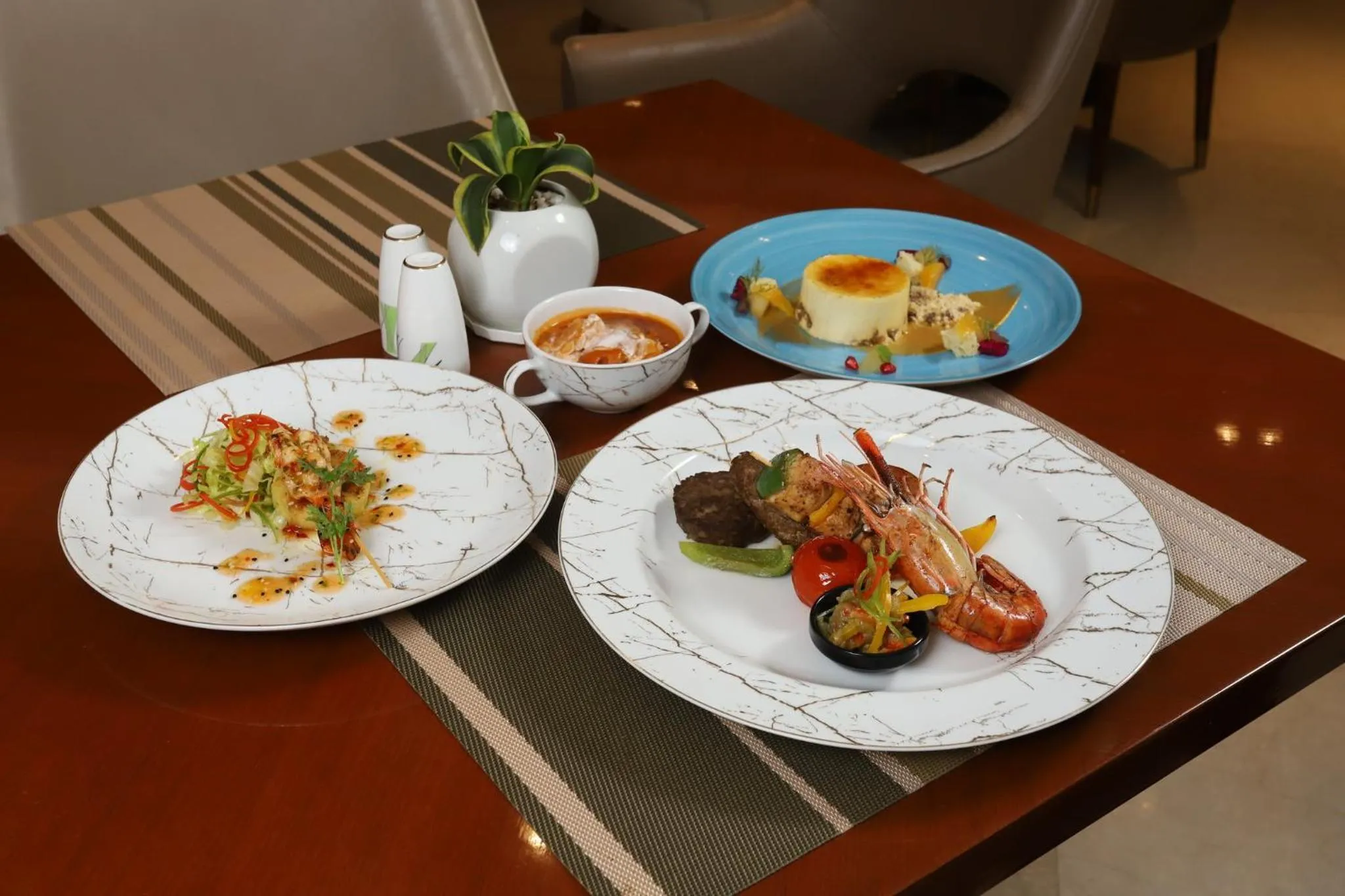 Restaurant/places to eat in Holiday Inn Dhaka City Centre by IHG