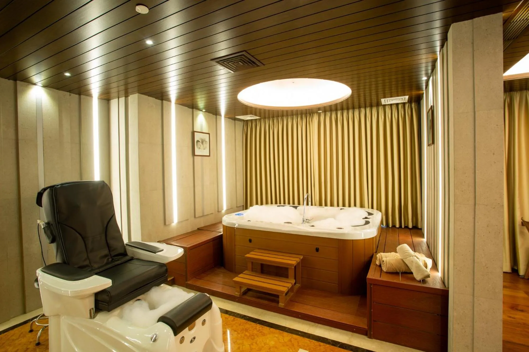 Spa and wellness centre/facilities, Bed in Holiday Inn Dhaka City Centre by IHG