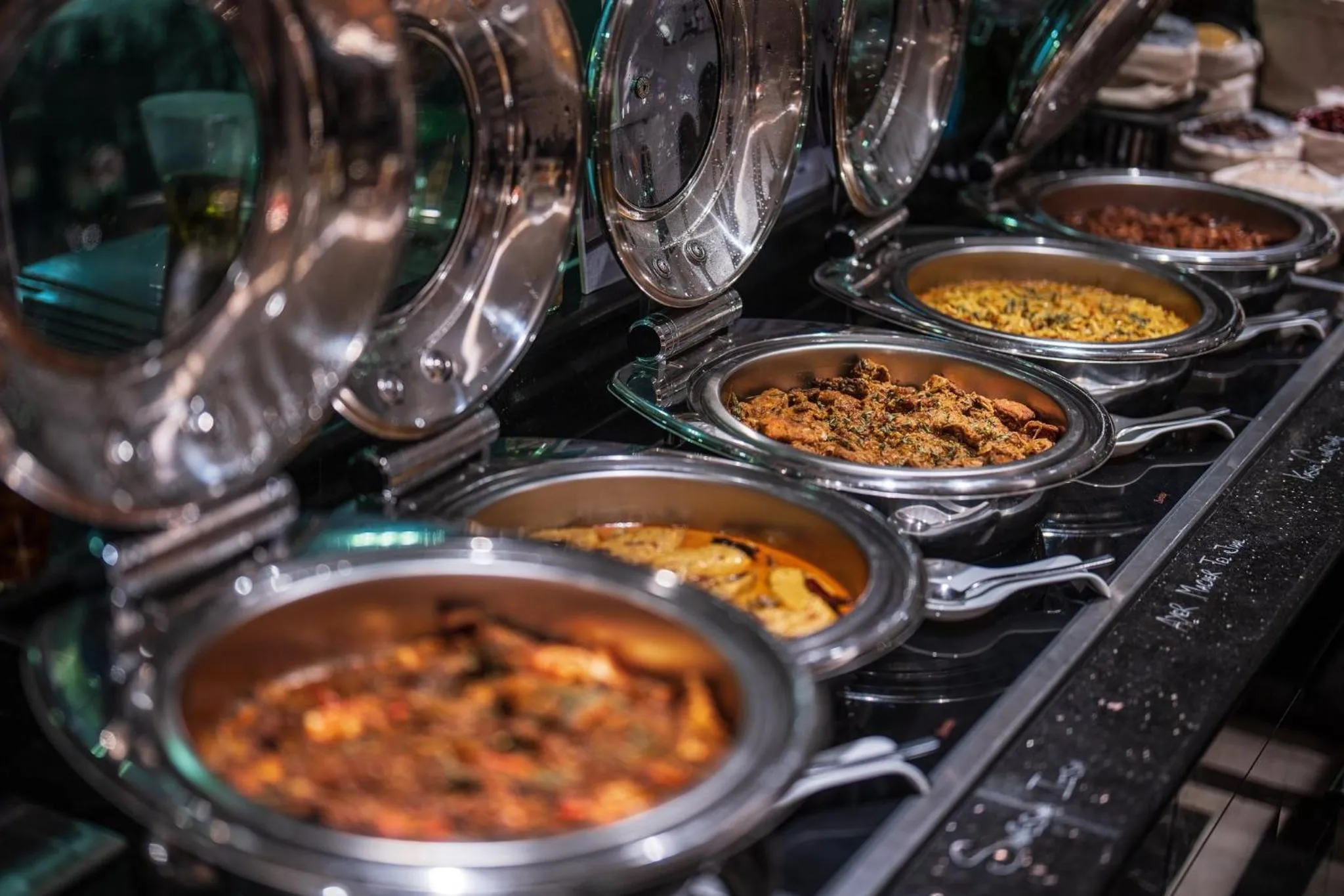 Restaurant/places to eat in Holiday Inn Dhaka City Centre by IHG