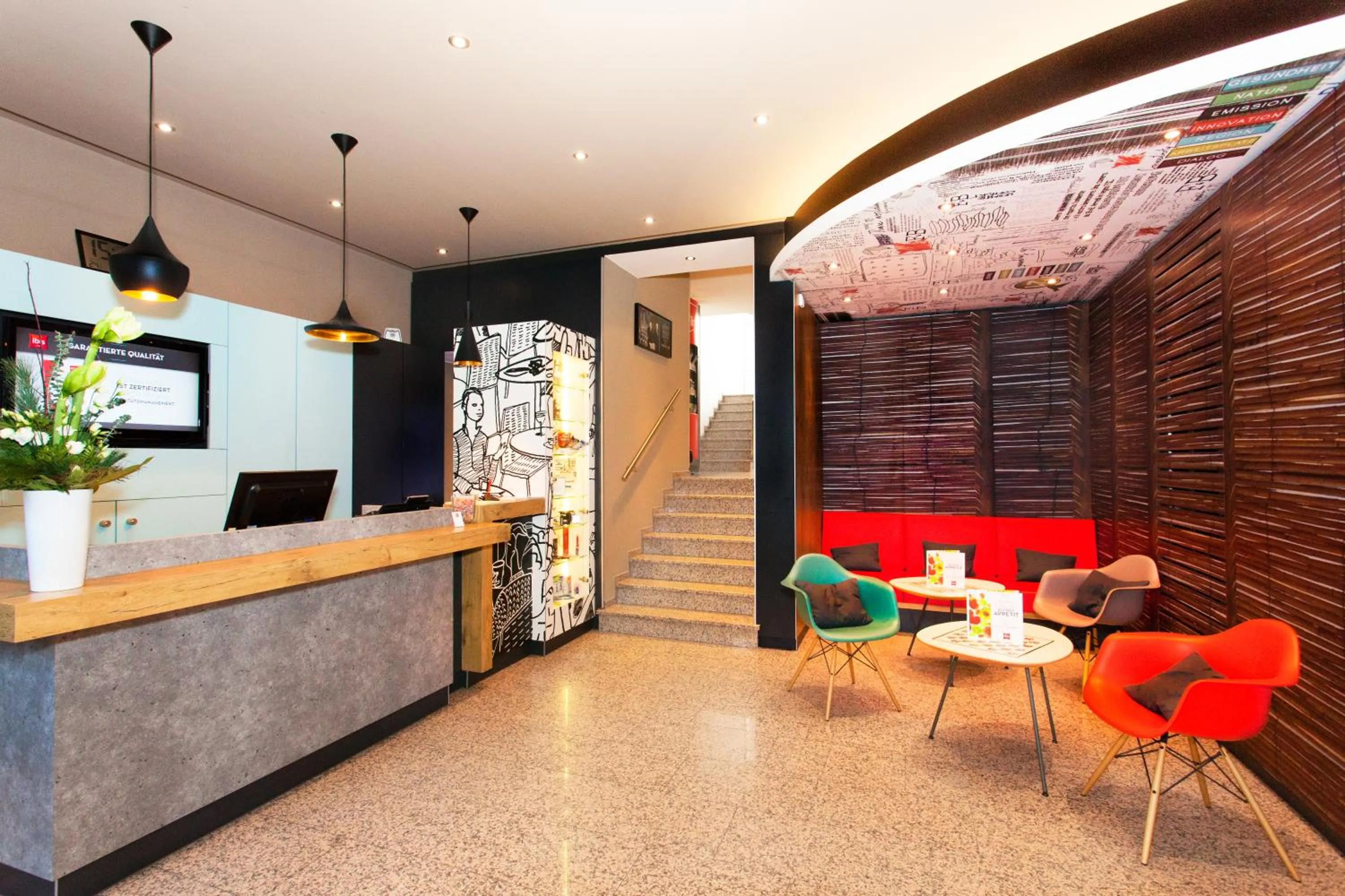 Lobby or reception in ibis Saarbrücken City