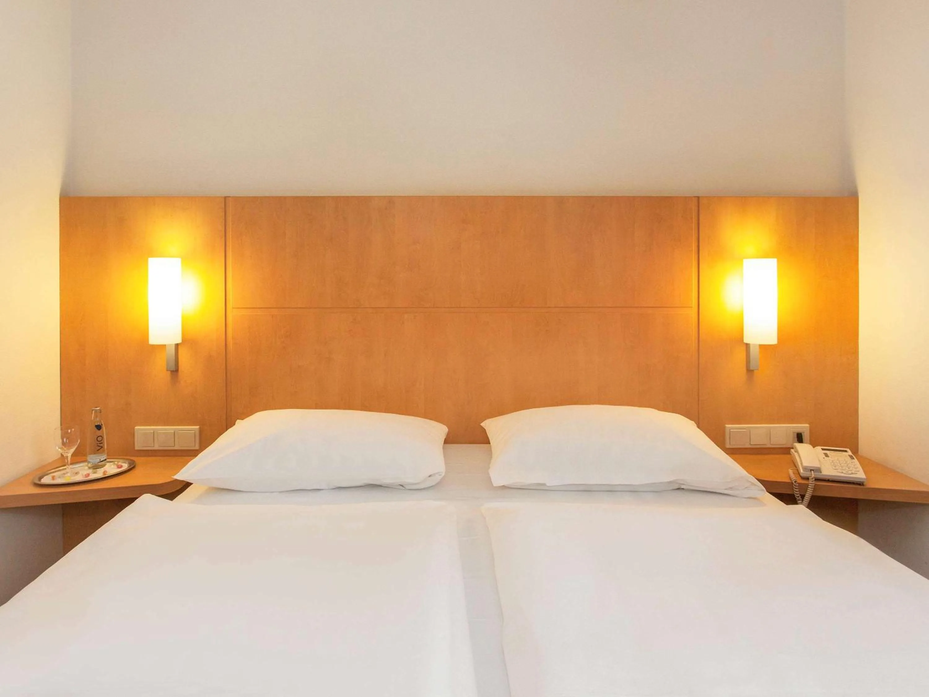 Photo of the whole room, Bed in ibis Saarbrücken City