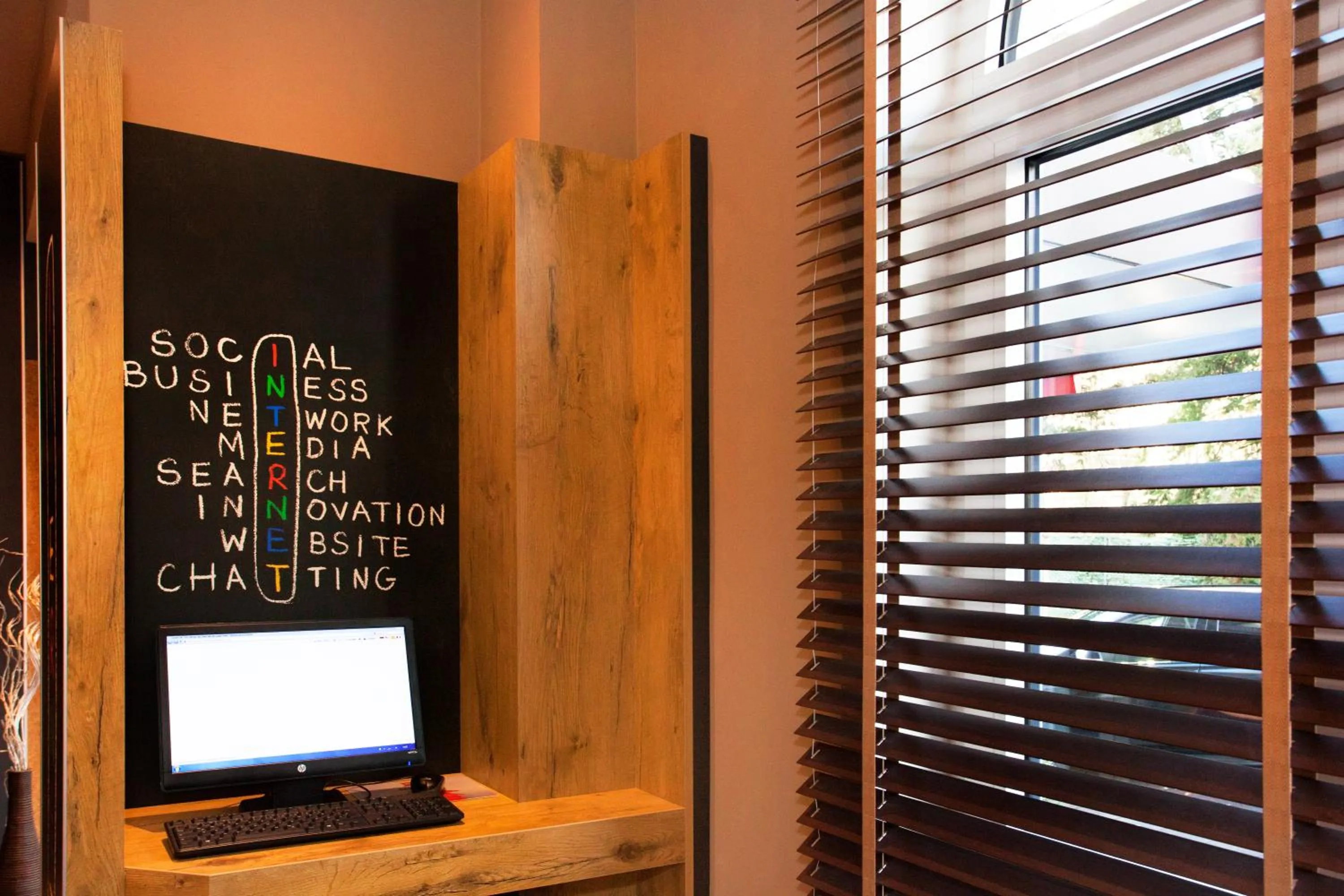 Lobby or reception in ibis Saarbrücken City