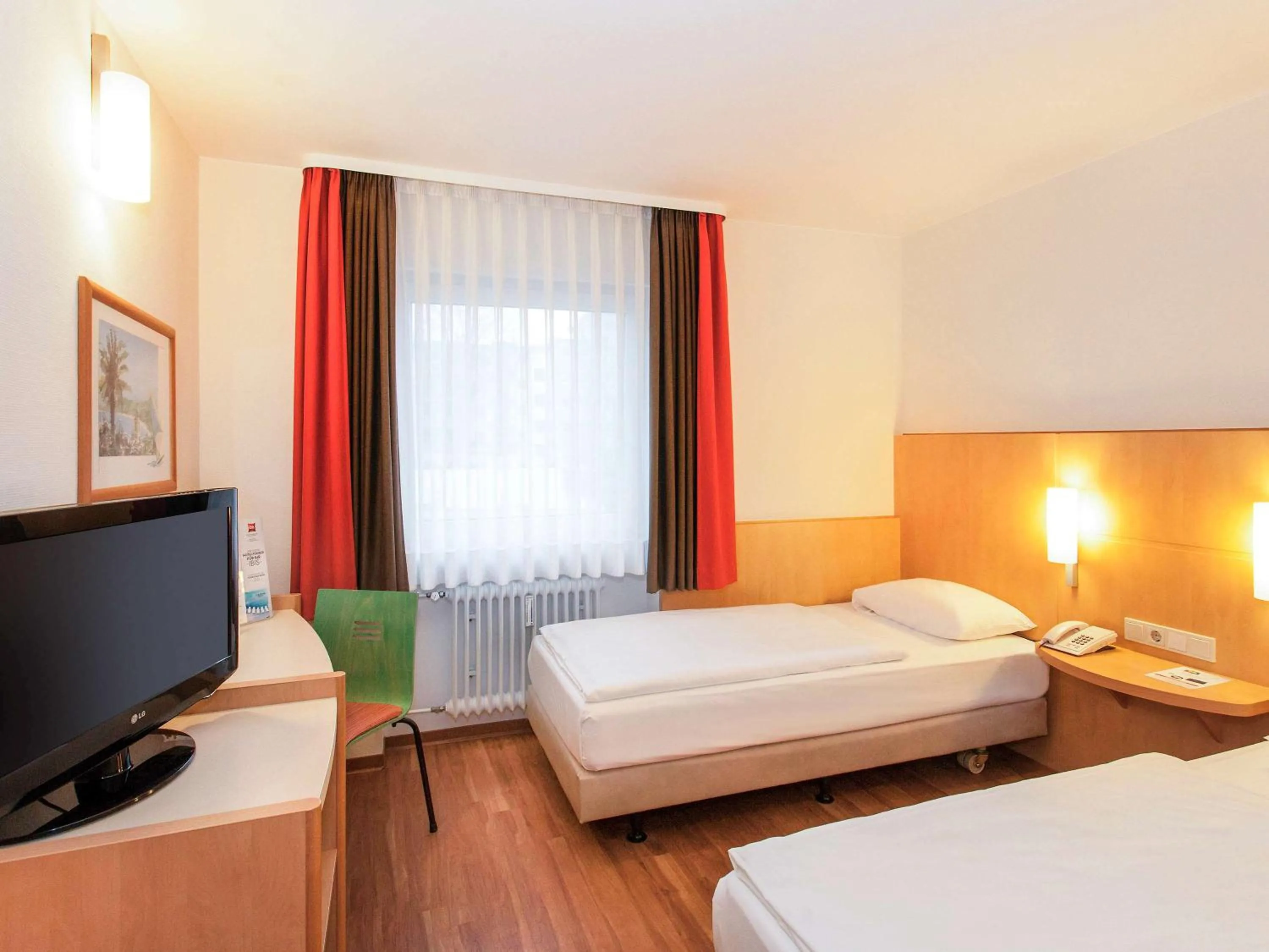 Photo of the whole room, Bed in ibis Saarbrücken City