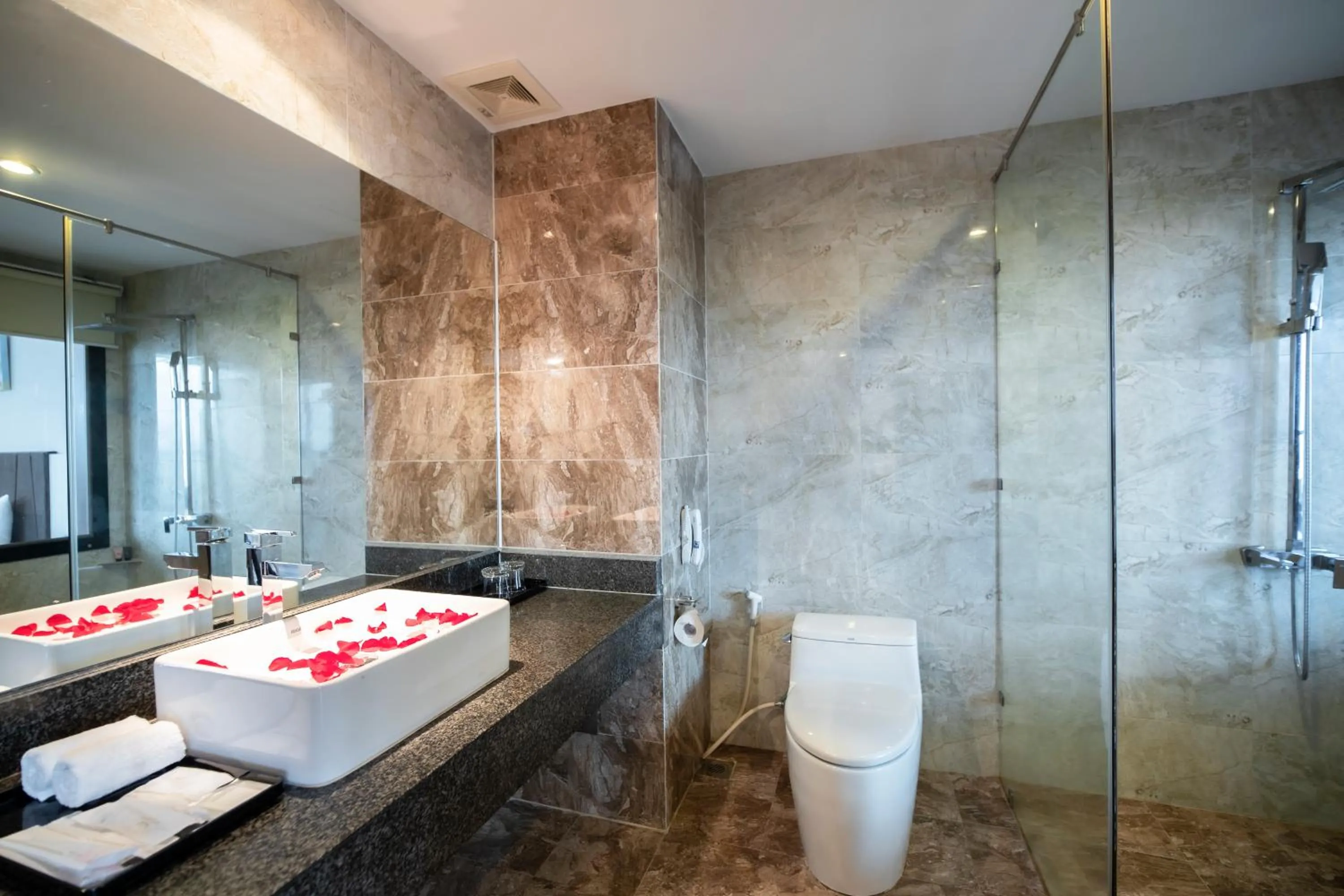Shower in Muong Thanh Grand Da Nang Hotel