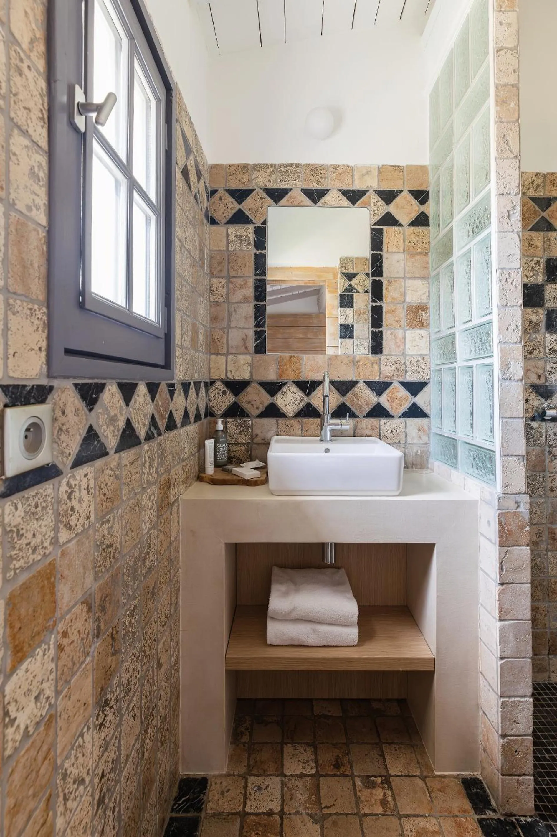 Bathroom in Hôtel Restaurant Les Arnelles