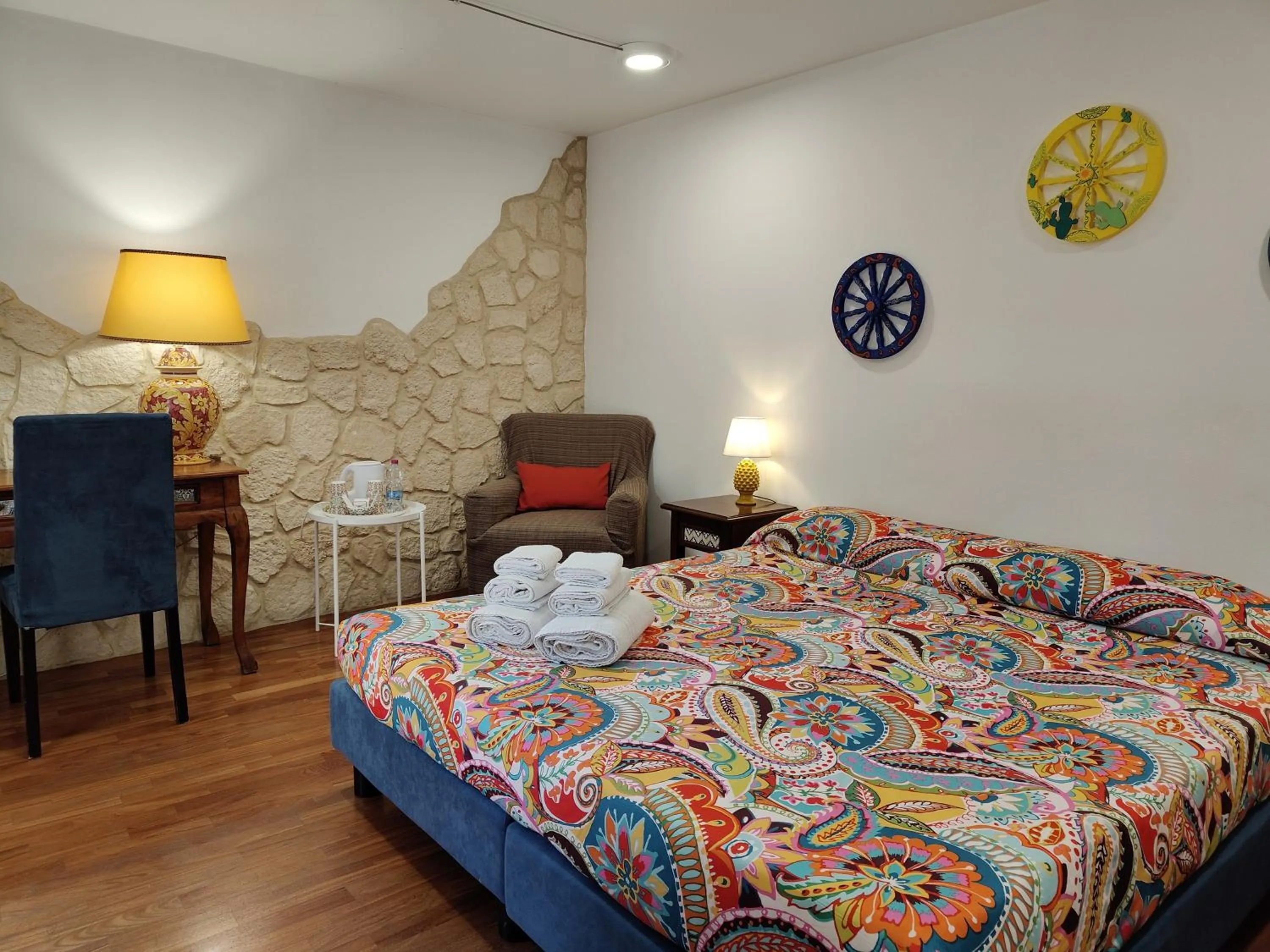 Photo of the whole room, Bed in Proserpina