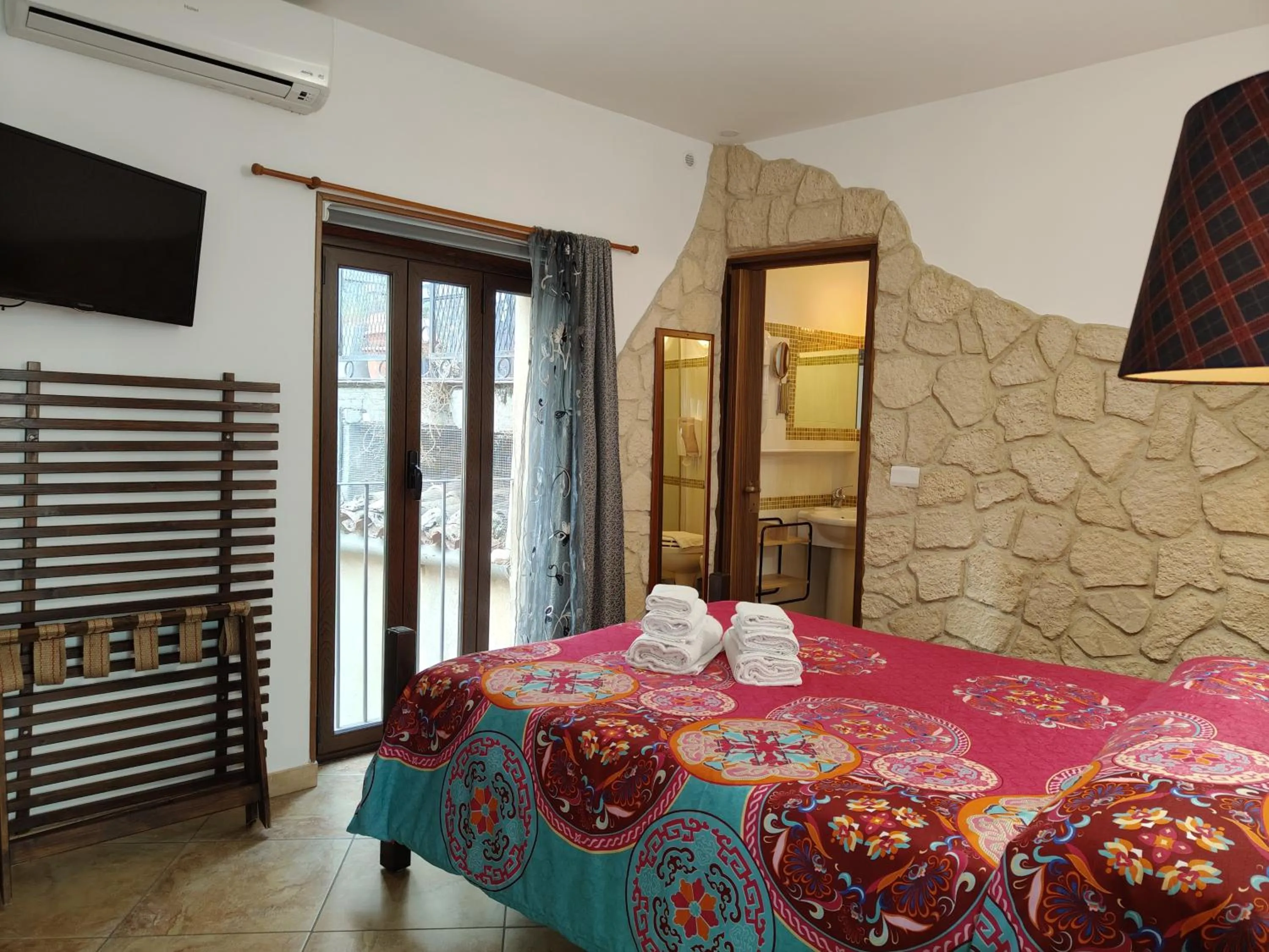 Photo of the whole room, Bed in Proserpina