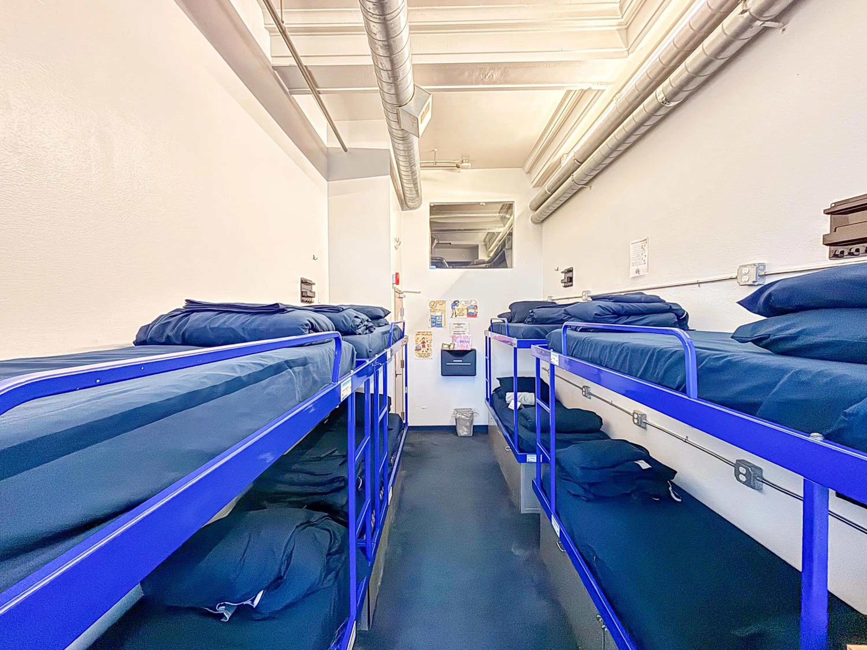 Bedroom, Bed in ITH San Francisco Pacific Tradewinds Backpacker Hostel