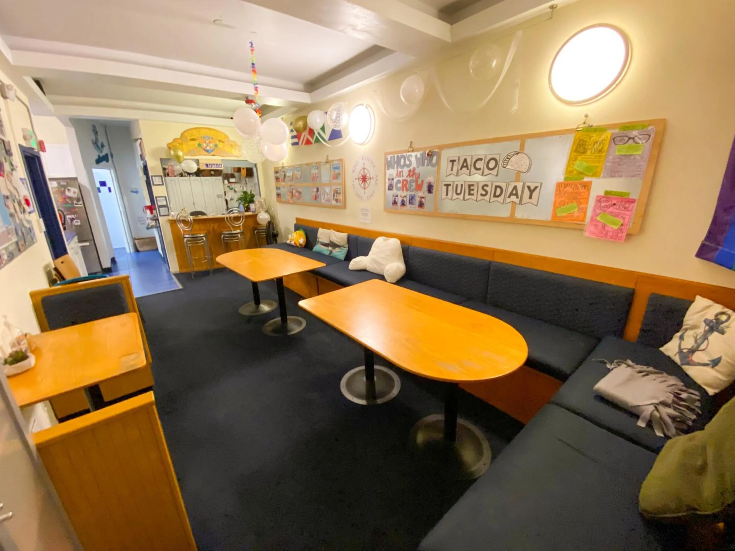 Communal lounge/ TV room in ITH San Francisco Pacific Tradewinds Backpacker Hostel