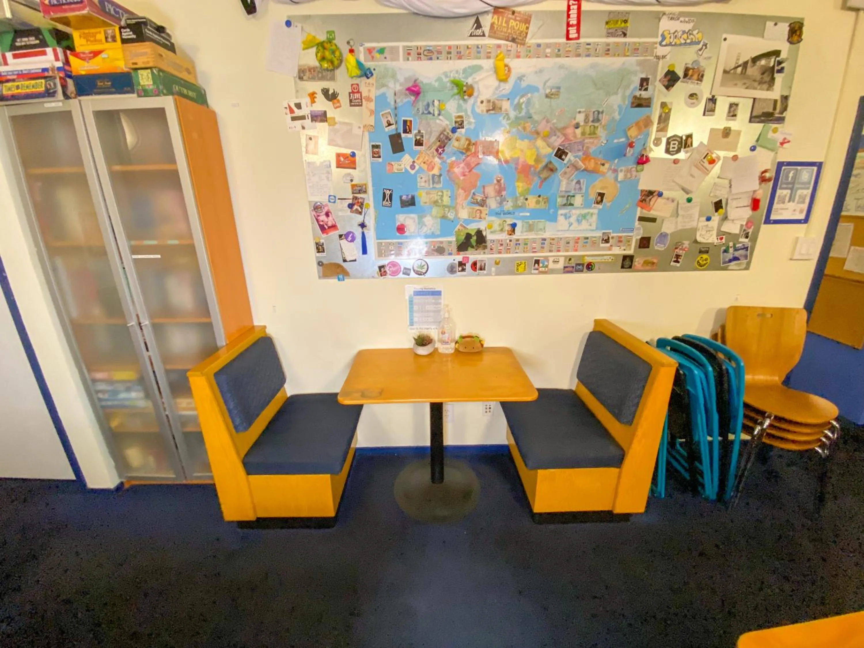 Communal lounge/ TV room in ITH San Francisco Pacific Tradewinds Backpacker Hostel