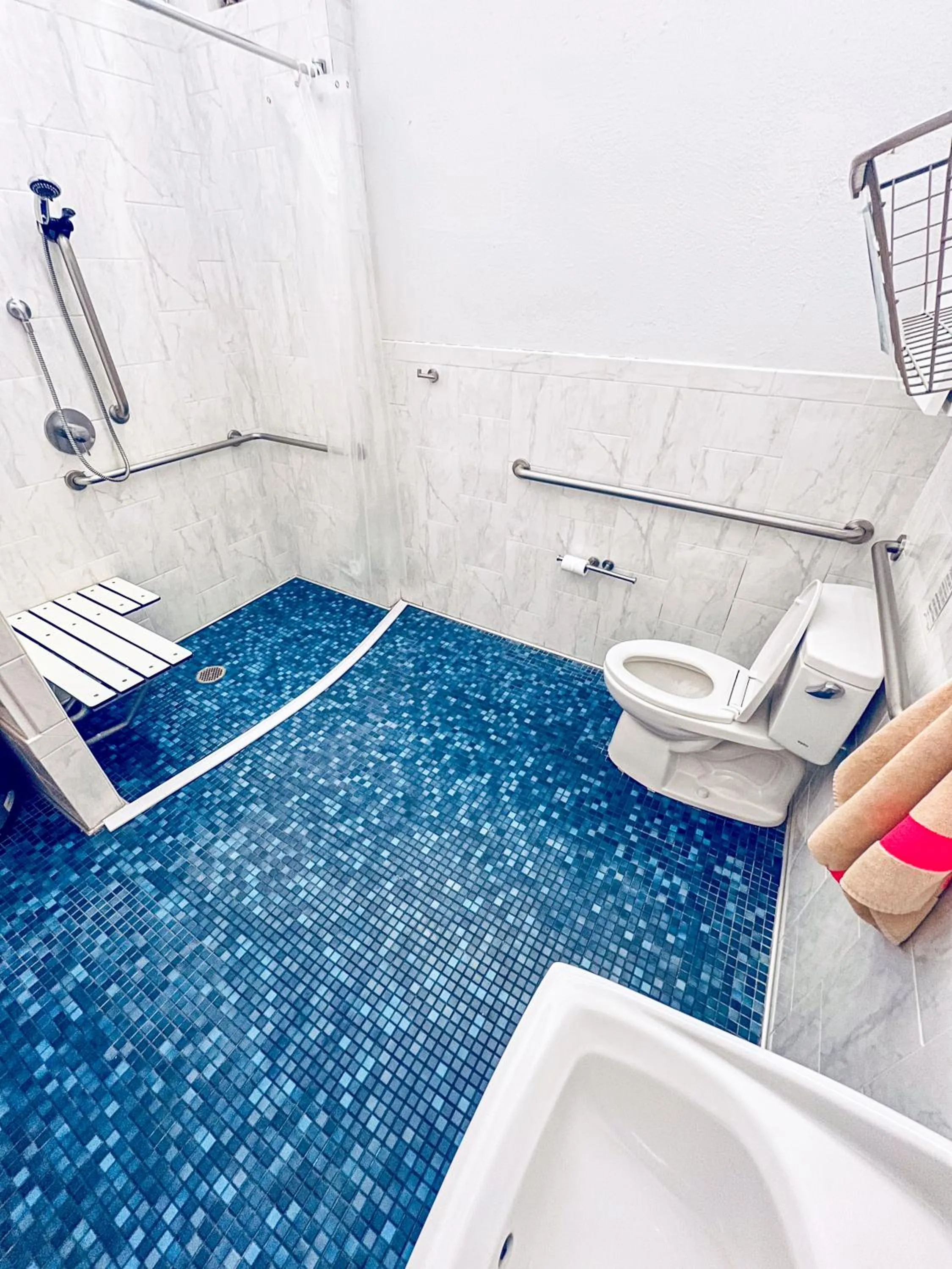 Bathroom in ITH San Francisco Pacific Tradewinds Backpacker Hostel