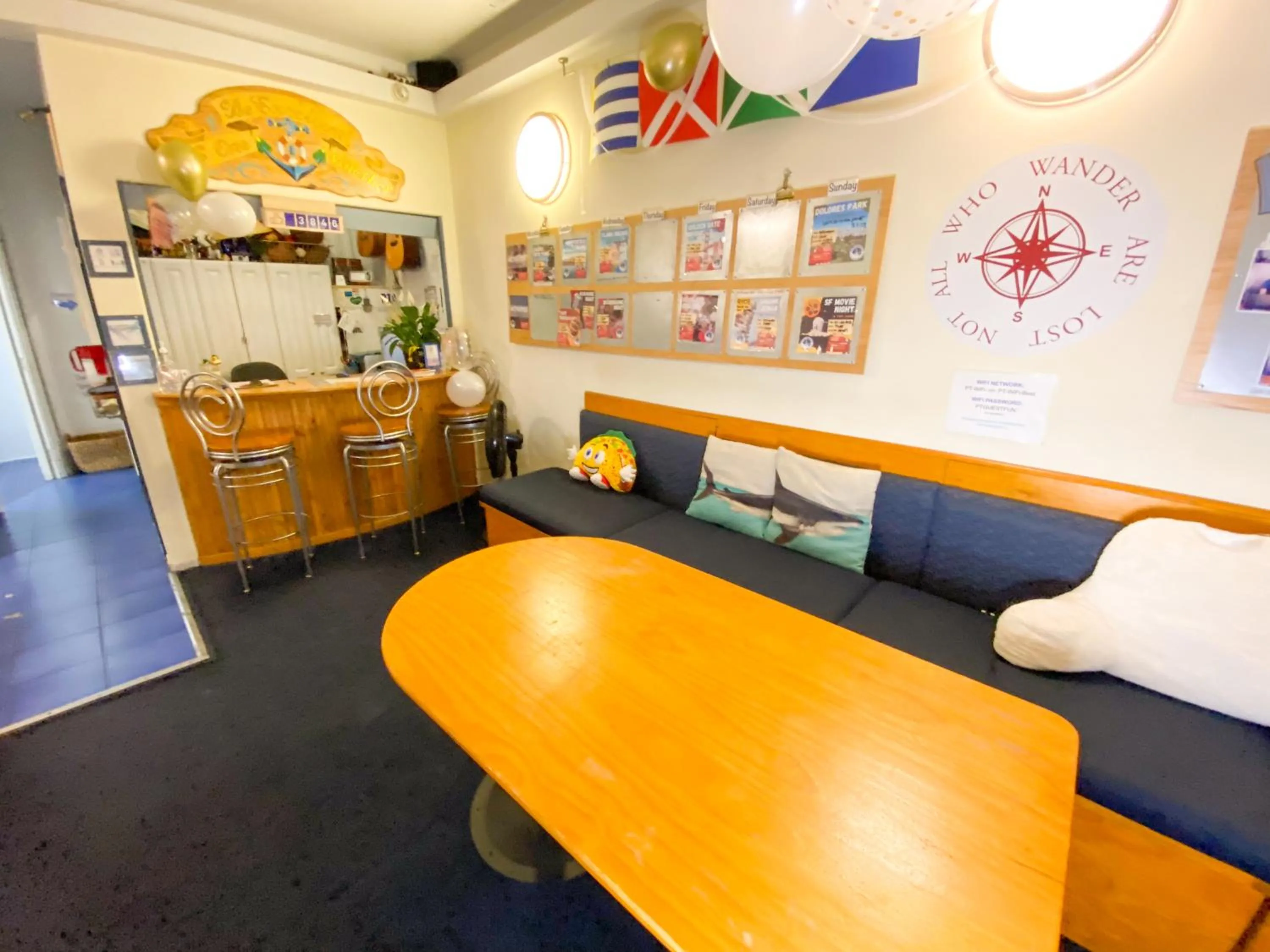 Communal lounge/ TV room in ITH San Francisco Pacific Tradewinds Backpacker Hostel