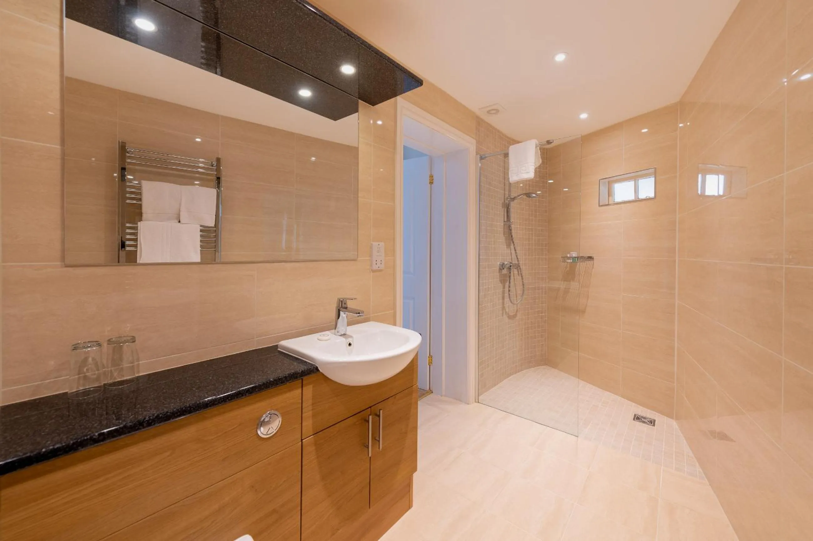 Shower in Royal Glen Hotel