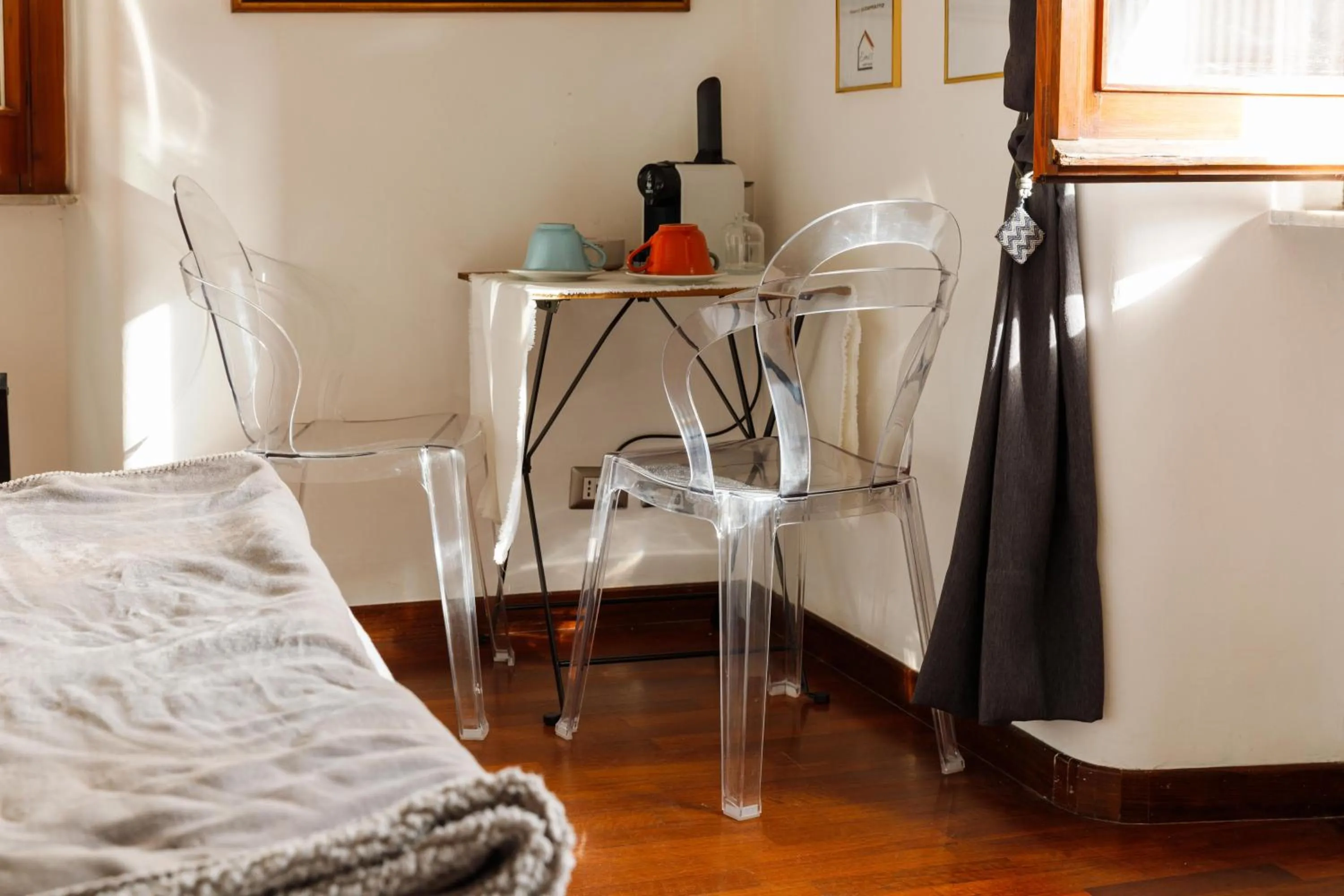 Breakfast, Bed in EMI's Guest House