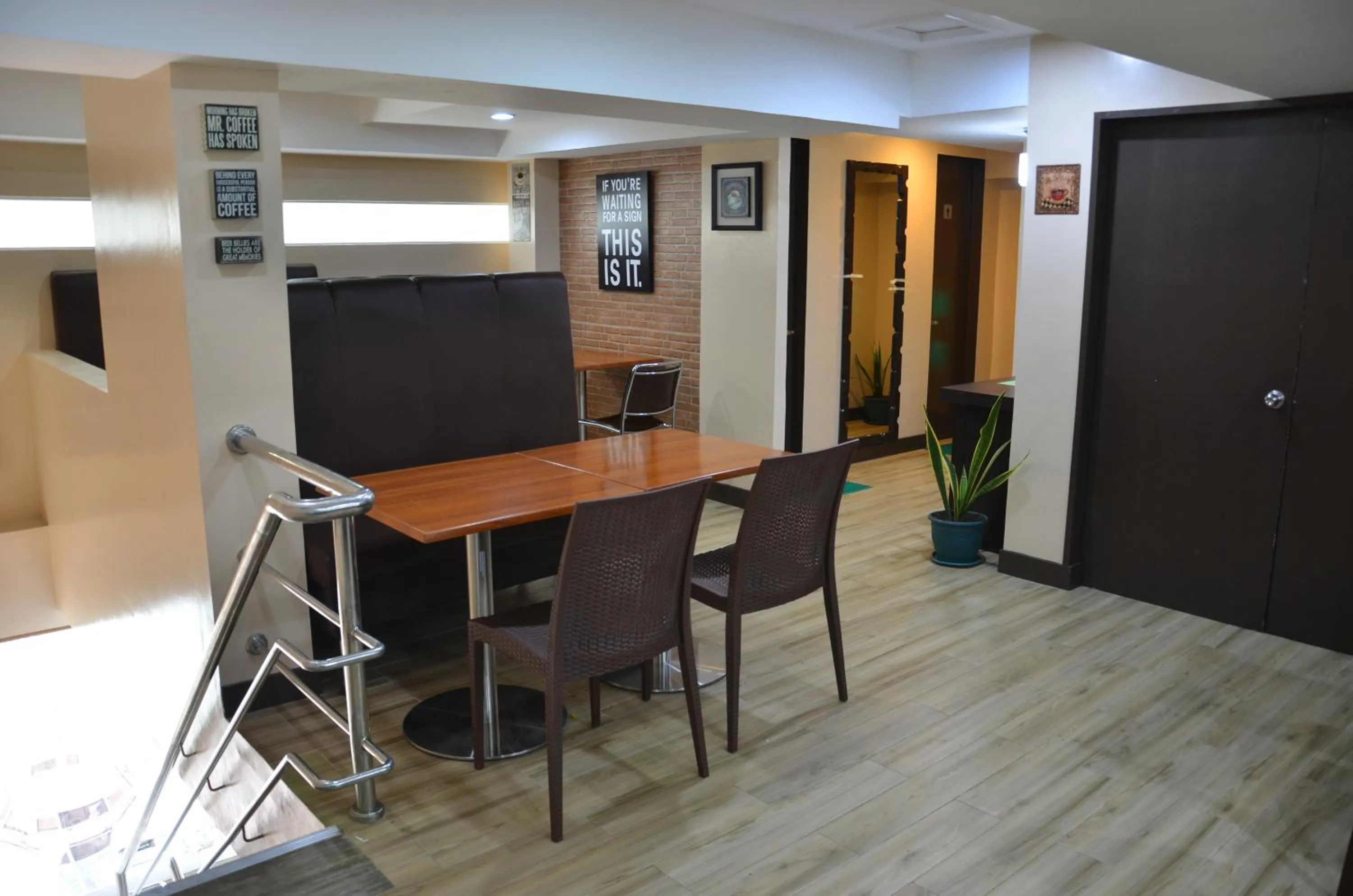 Restaurant/places to eat in GREEN BANANA BUSINESS HOTEL