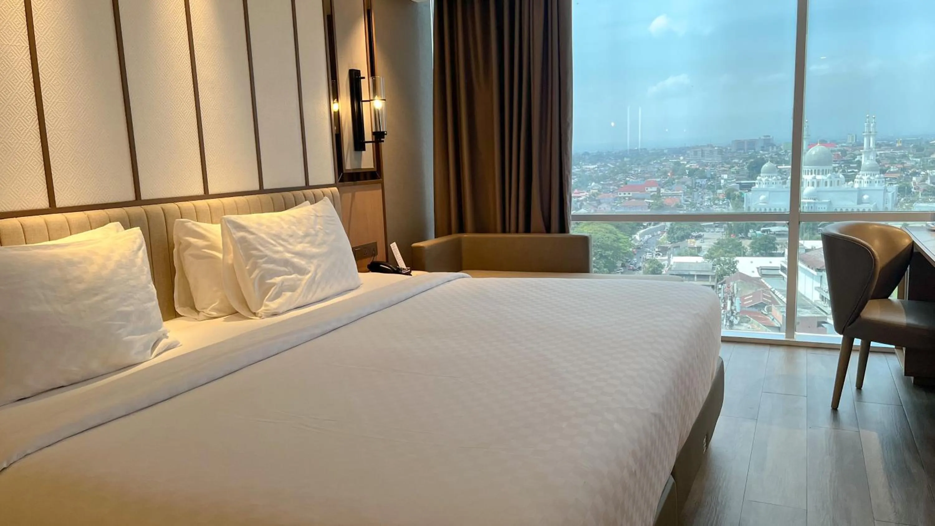 Bedroom, Bed in Swiss-Belhotel Solo